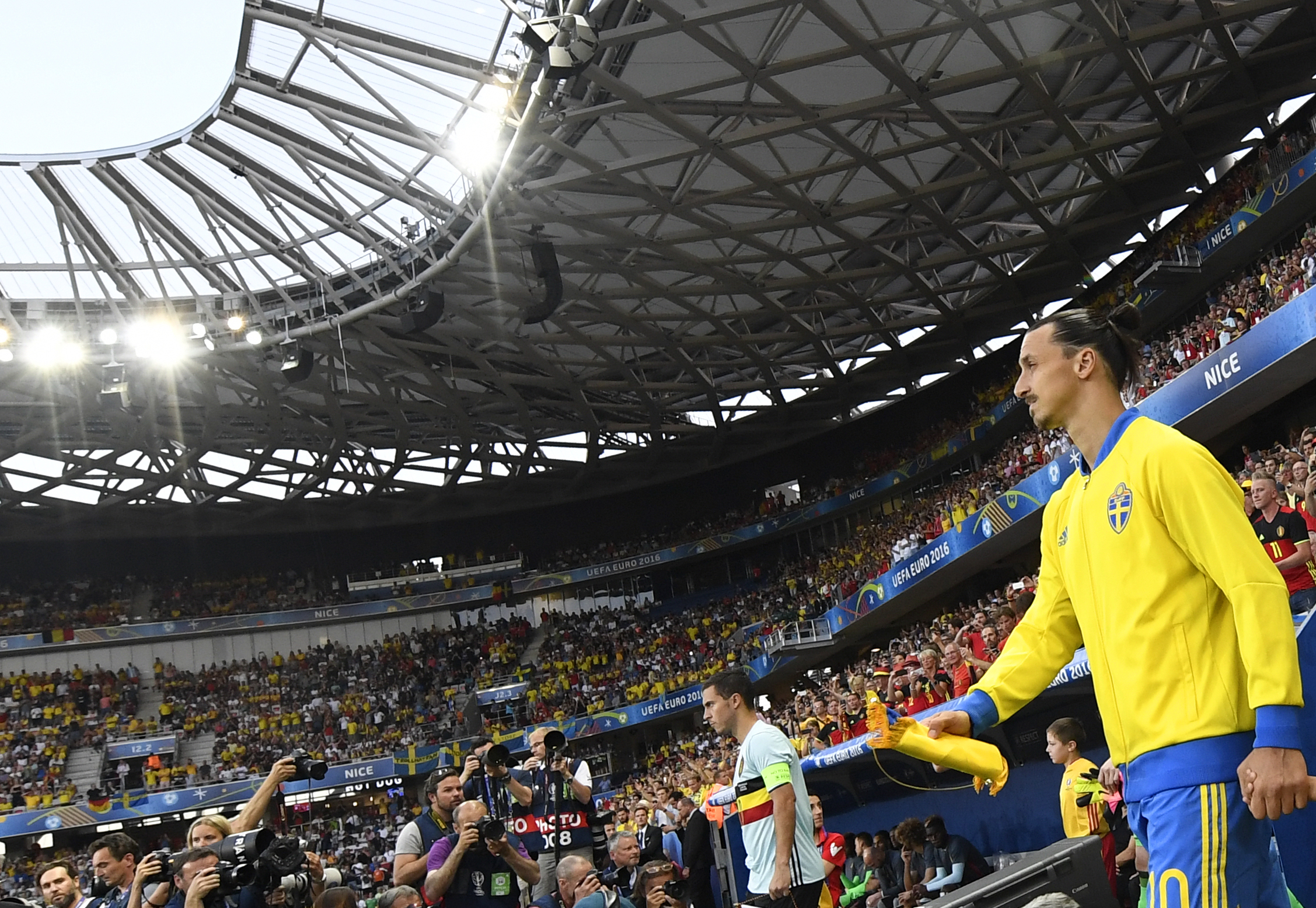 Sweden's forward Zlatan Ibrahimovic (R) arrives at the pitch before the Euro 2016 group E football match between Sweden and Belgium at the Allianz Riviera stadium in Nice on June 22, 2016. / AFP / JONATHAN NACKSTRAND        (Photo credit should read JONATHAN NACKSTRAND/AFP/Getty Images)