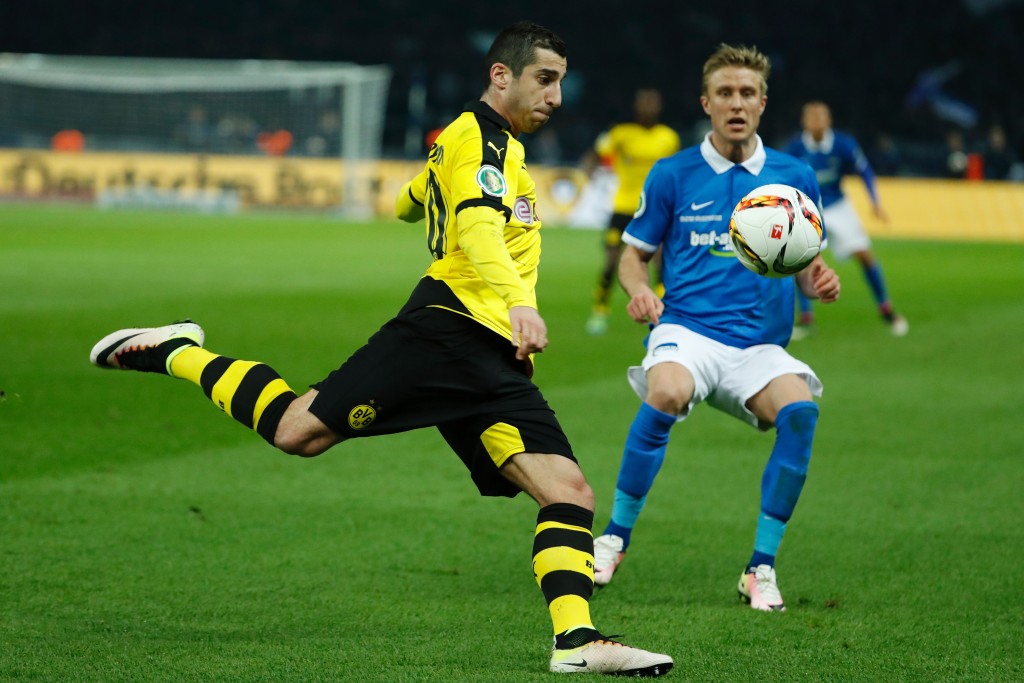 Dortmund's Armenian midfielder Henrikh Mkhitaryan (L) and Hertha's Norwegian midfielder Per Skjelbred vie for the ball during the German Cup (DFB Pokal) semi-final football match Hertha Berlin v Borussia Dortmund at the Olympic stadium in Berlin on April 20, 2016. / AFP / ODD ANDERSEN / RESTRICTIONS: ACCORDING TO DFB RULES IMAGE SEQUENCES TO SIMULATE VIDEO IS NOT ALLOWED DURING MATCH TIME. MOBILE (MMS) USE IS NOT ALLOWED DURING AND FOR FURTHER TWO HOURS AFTER THE MATCH. == RESTRICTED TO EDITORIAL USE == FOR MORE INFORMATION CONTACT DFB DIRECTLY AT +49 69 67880 / (Photo credit should read ODD ANDERSEN/AFP/Getty Images)
