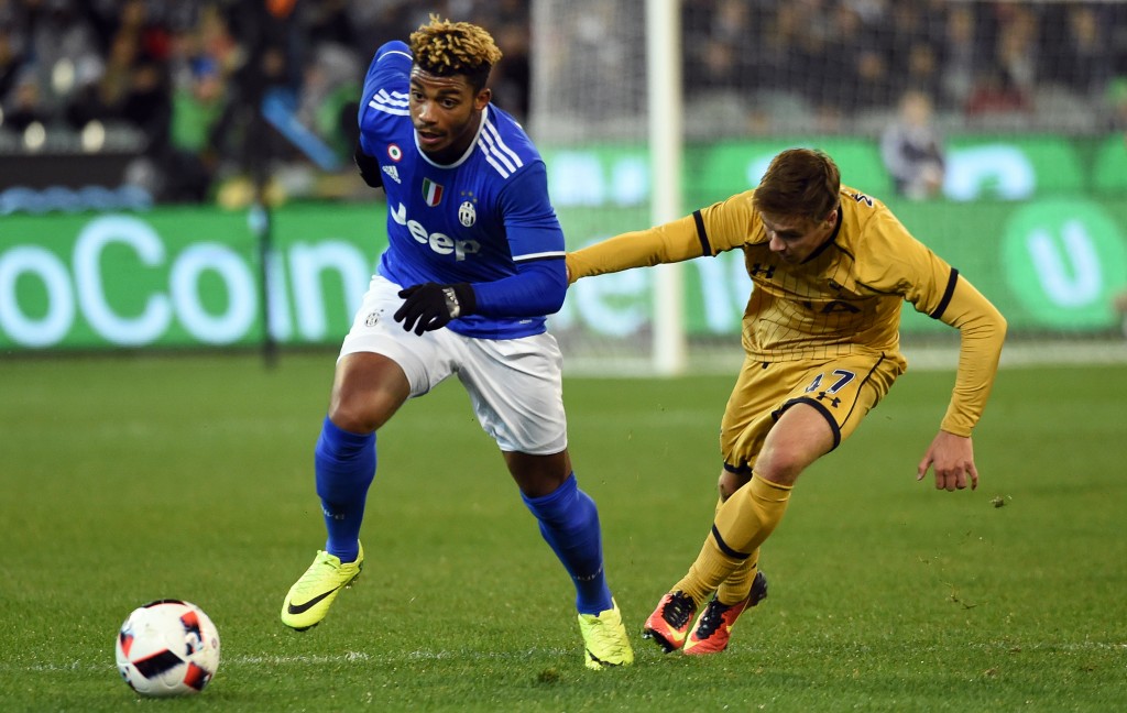Juventus' midfielder Mario Lemina (L) competes with Tottenham Hotspur's Will Miller (R) during the International Champions Cup football match between Italy's Serie A team Juventus and Premier League team Tottenham Hotspur in Melbourne on July 26, 2016. / AFP / SAEED KHAN / IMAGE RESTRICTED TO EDITORIAL USE - STRICTLY NO COMMERCIAL USE (Photo credit should read SAEED KHAN/AFP/Getty Images)