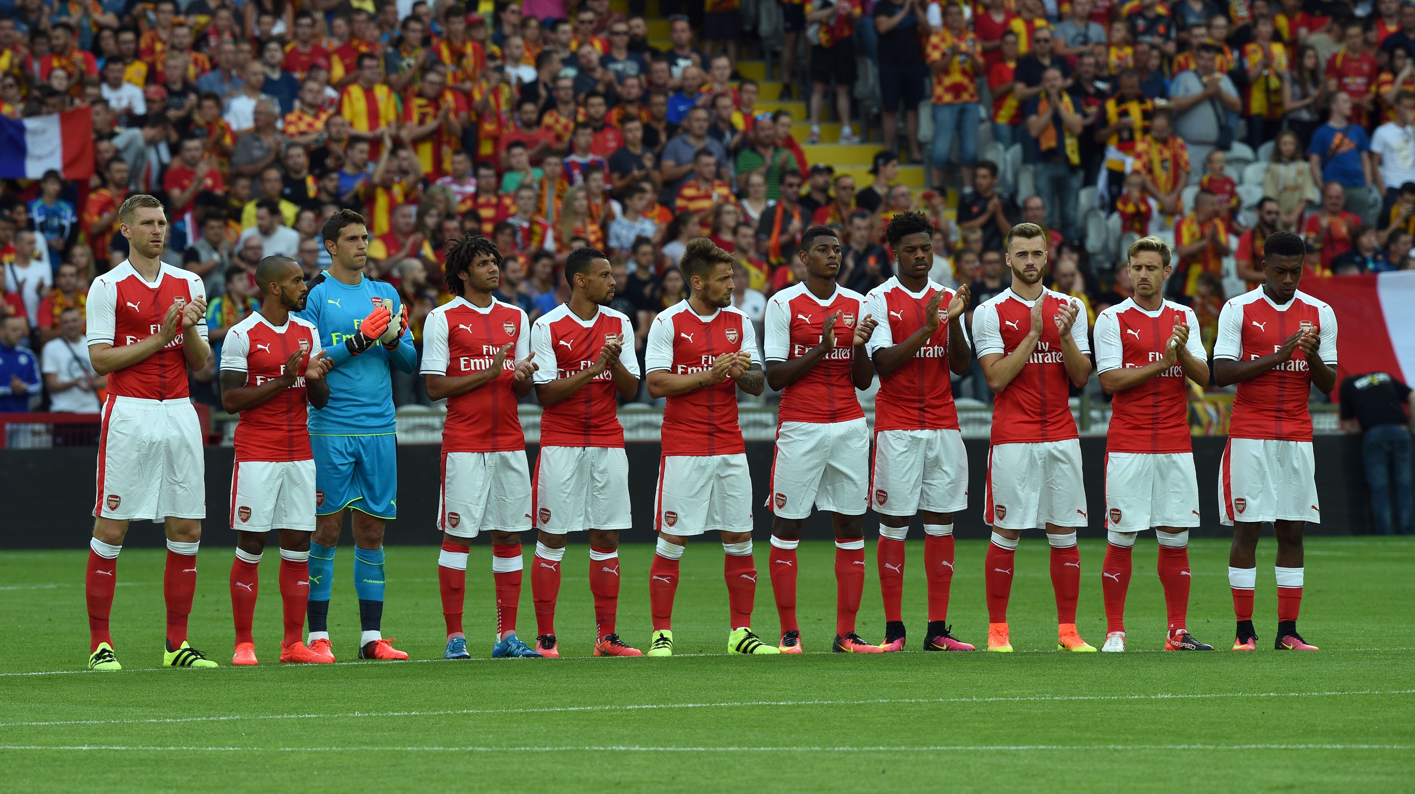 Arsenal team applause before the football match Lens Vs Arsenal on July 22 2016, at the Felix Bollaert stadium in Lens. / AFP / DENIS CHARLET (Photo credit: Denis Charlet/AFP/Getty Images)