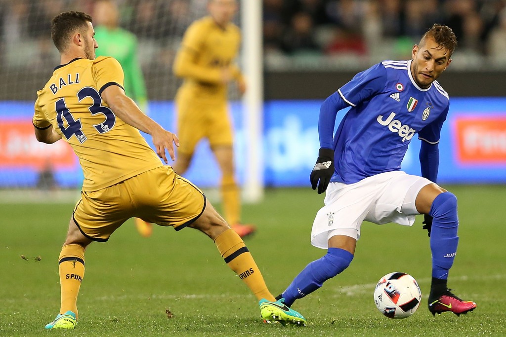 MELBOURNE, AUSTRALIA - JULY 26: Roberto Pereyra of Juventus (R) and Dominic Ball of Tottenham compete for the ball during the 2016 International Champions Cup match between Juventus FC and Tottenham Hotspur at Melbourne Cricket Ground on July 26, 2016 in Melbourne, Australia. (Photo by Jack Thomas/Getty Images)
