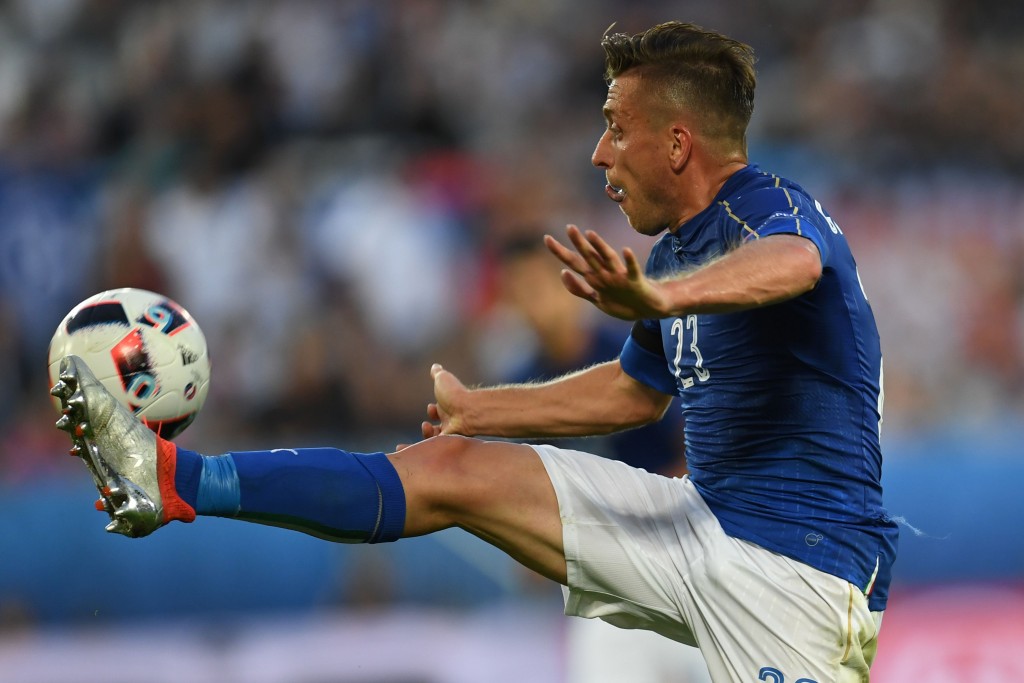 TOPSHOT - Italy's midfielder Emanuele Giaccherini controls the ball during the Euro 2016 quarter-final football match between Germany and Italy at the Matmut Atlantique stadium in Bordeaux on July 2, 2016. / AFP / PATRIK STOLLARZ (Photo credit should read PATRIK STOLLARZ/AFP/Getty Images)