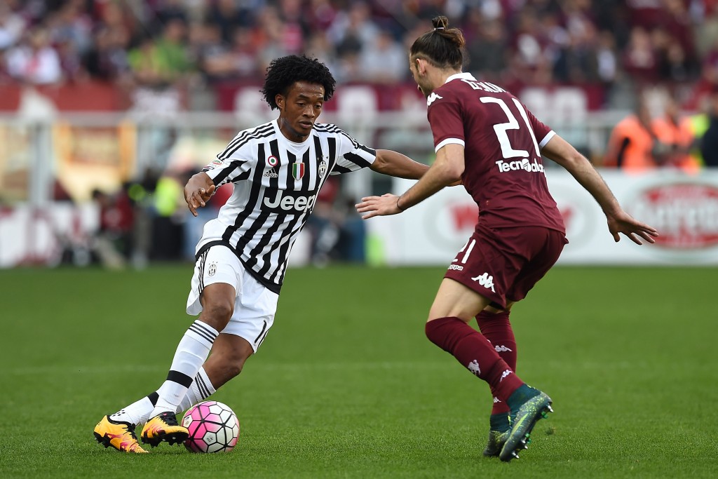TURIN, ITALY - MARCH 20: Juan Cuadrado (L) of Juventus FC in action against Silva Gaston of Torino FC during the Serie A match between Torino FC and Juventus FC at Stadio Olimpico di Torino on March 20, 2016 in Turin, Italy. (Photo by Valerio Pennicino/Getty Images)