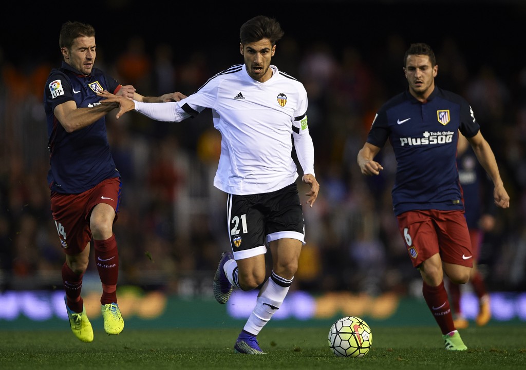 VALENCIA, SPAIN - MARCH 06: Andre Gomes (21) of Valencia competes for the ball with Gabi of Atletico de Madrid during the La Liga match between Valencia CF and Atletico de Madrid at Estadi de Mestalla on March 06, 2016 in Valencia, Spain. (Photo by Manuel Queimadelos Alonso/Getty Images)
