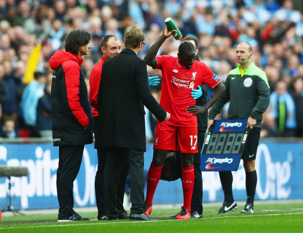 LONDON, ENGLAND - FEBRUARY 28: Jurgen Klopp, manager of Liverpool talks to an injured Mamadou Sakho during the Capital One Cup Final match between Liverpool and Manchester City at Wembley Stadium on February 28, 2016 in London, England. (Photo by Clive Brunskill/Getty Images)