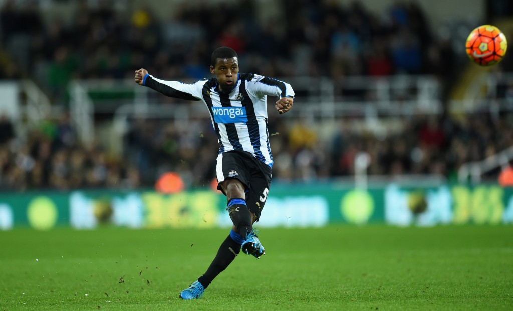 NEWCASTLE UPON TYNE, ENGLAND - DECEMBER 06: Newcastle player Georginio Wijnaldum in action during the Barclays Premier League match between Newcastle United and Liverpool at St James' Park on December 6, 2015 in Newcastle, England. (Photo by Stu Forster/Getty Images)