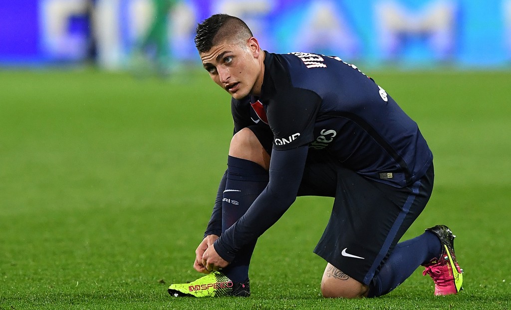 Paris Saint-Germain's Italian midfielder Marco Verratti ties his shoelaces during the French L1 football match between Paris Saint-Germain and Rennes at the Parc des Princes stadium in Paris on April 29, 2016. / AFP / FRANCK FIFE (Photo credit should read FRANCK FIFE/AFP/Getty Images)