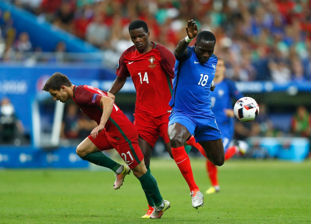 PARIS, FRANCE - JULY 10: Cedric Soares (l) and William Carvalho of Portugal (c) combine to tackle Moussa Sissoko of France during the UEFA EURO 2016 Final match between Portugal and France at Stade de France on July 10, 2016 in Paris, France. (Photo by Clive Rose/Getty Images)