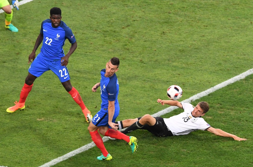 France's defender Samuel Umtiti (L) and France's defender Laurent Koscielny (C) vie for the ball with Germany's midfielder Thomas Mueller during the Euro 2016 semi-final football match between Germany and France at the Stade Velodrome in Marseille on July 7, 2016. / AFP / BORIS HORVAT (Photo credit should read BORIS HORVAT/AFP/Getty Images)