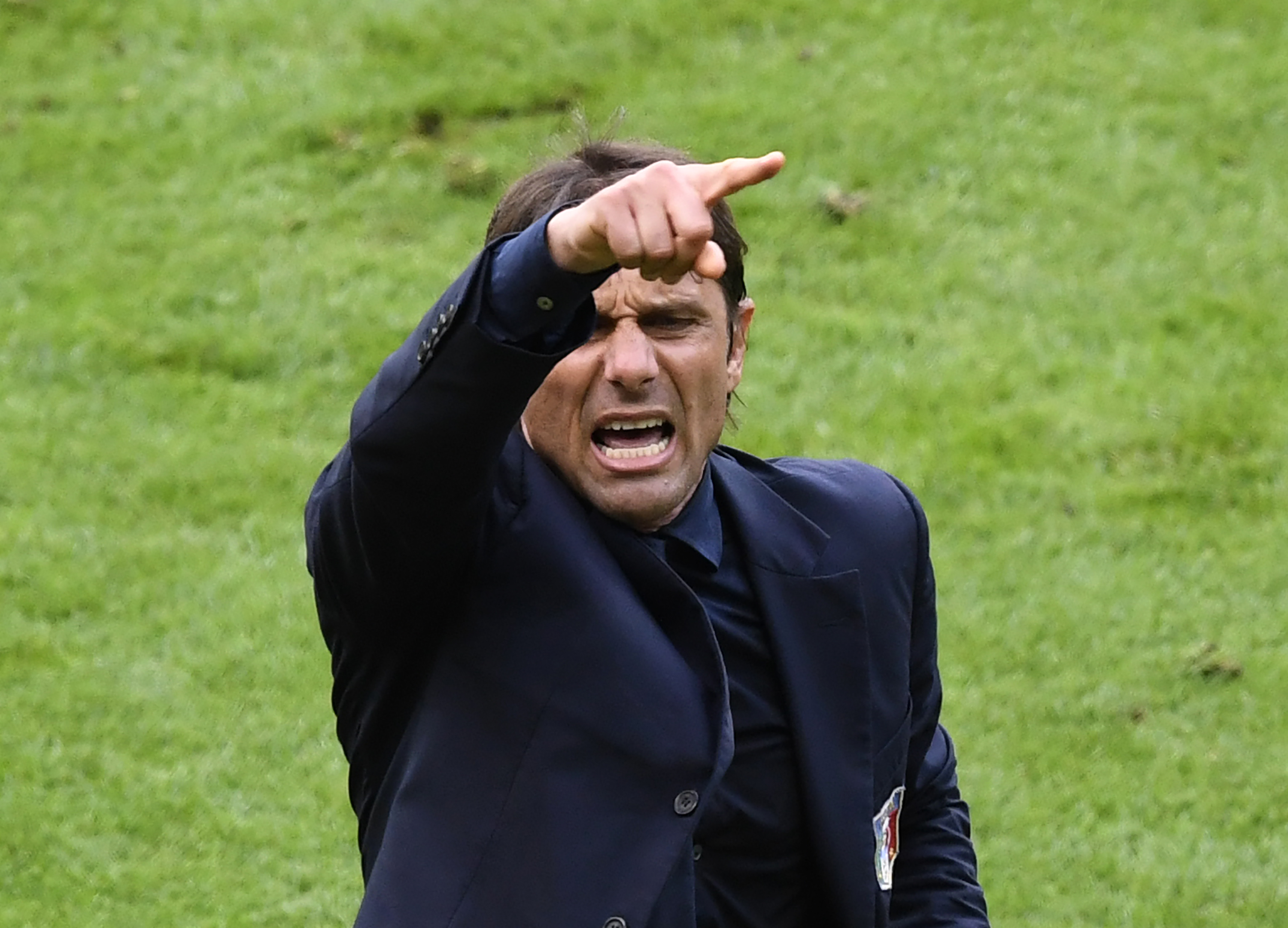 Italy's coach Antonio Conte gestures during Euro 2016 round of 16 football match between Italy and Spain at the Stade de France stadium in Saint-Denis, near Paris, on June 27, 2016. / AFP / MIGUEL MEDINA (Photo credit should read MIGUEL MEDINA/AFP/Getty Images)