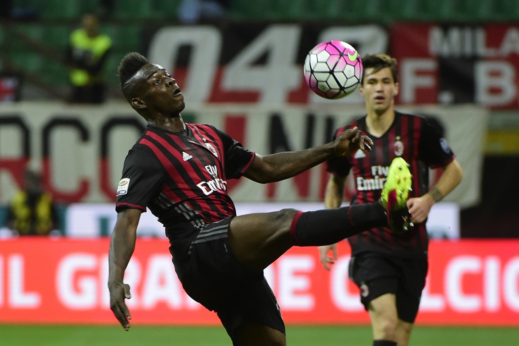 AC Milan's forward from Italy's Mario Balotelli fights for the ball during the Italian Serie A football match AC Milan vs AS Roma on May 14, 2016 at the San Siro Stadium stadium in Milan. / AFP / OLIVIER MORIN (Photo credit should read OLIVIER MORIN/AFP/Getty Images)