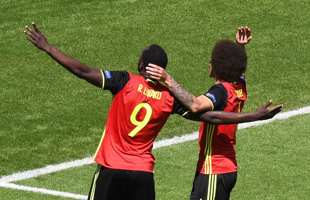 Belgium's forward Romelu Lukaku (L) celebrates his second goal, and his team's third, with Belgium's midfielder Axel Witsel during the Euro 2016 group E football match between Belgium and Ireland at the Matmut Atlantique stadium in Bordeaux on June 18, 2016. / AFP / MEHDI FEDOUACH (Photo credit should read MEHDI FEDOUACH/AFP/Getty Images)