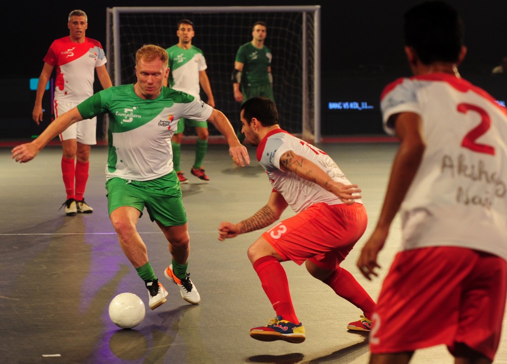 Bengaluru 5's Paul Scholes (2L) plays against the Kolkata 5's during their Premier Futsal Football League match in Chennai on July 16, 2016. / AFP / ARUN SANKAR (Photo credit should read ARUN SANKAR/AFP/Getty Images)
