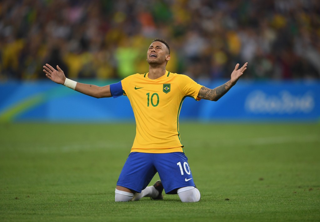 RIO DE JANEIRO, BRAZIL - AUGUST 20: Neymar of Brazil celebrates scoring the winning penalty in the penalty shoot out during the Men's Football Final between Brazil and Germany at the Maracana Stadium on August 20, 2016 in Rio de Janeiro, Brazil. (Photo by Laurence Griffiths/Getty Images)