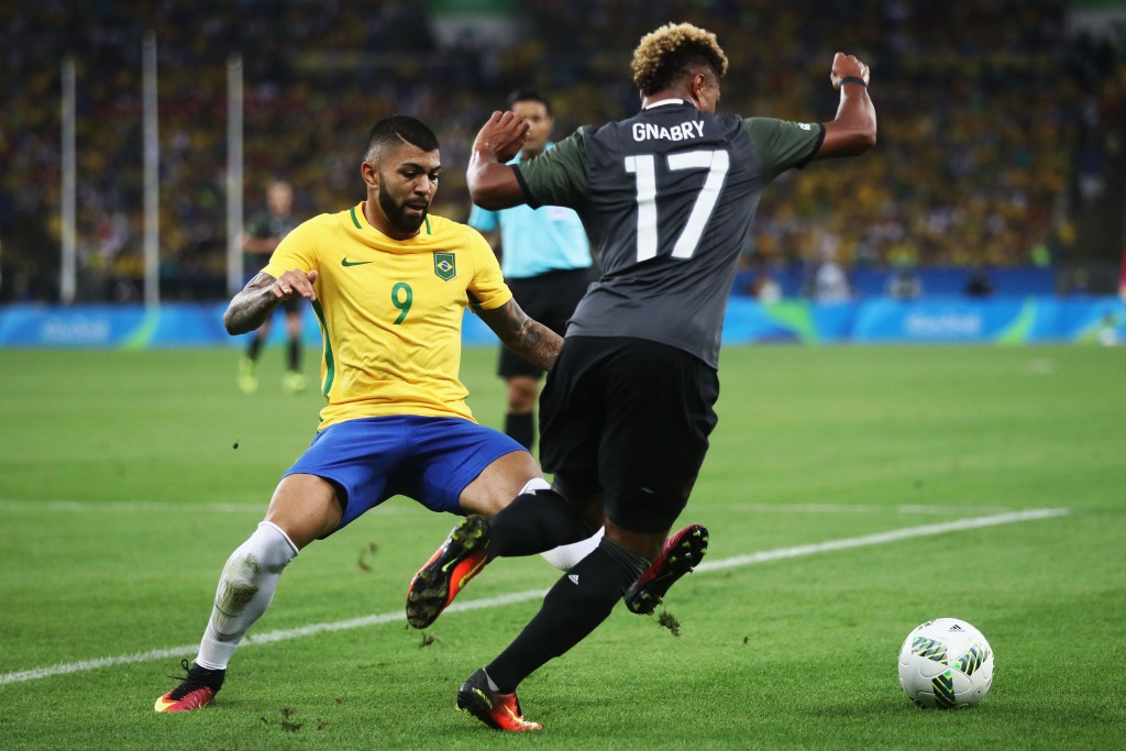 RIO DE JANEIRO, BRAZIL - AUGUST 20: (L-R) Gabriel Barbosa of Brazil challenges Serge Gnabry of Germany during the Men's Football Final between Brazil and Germany at the Maracana Stadium on Day 15 of the Rio 2016 Olympic Games on August 20, 2016 in Rio de Janeiro, Brazil. (Photo by Clive Mason/Getty Images)