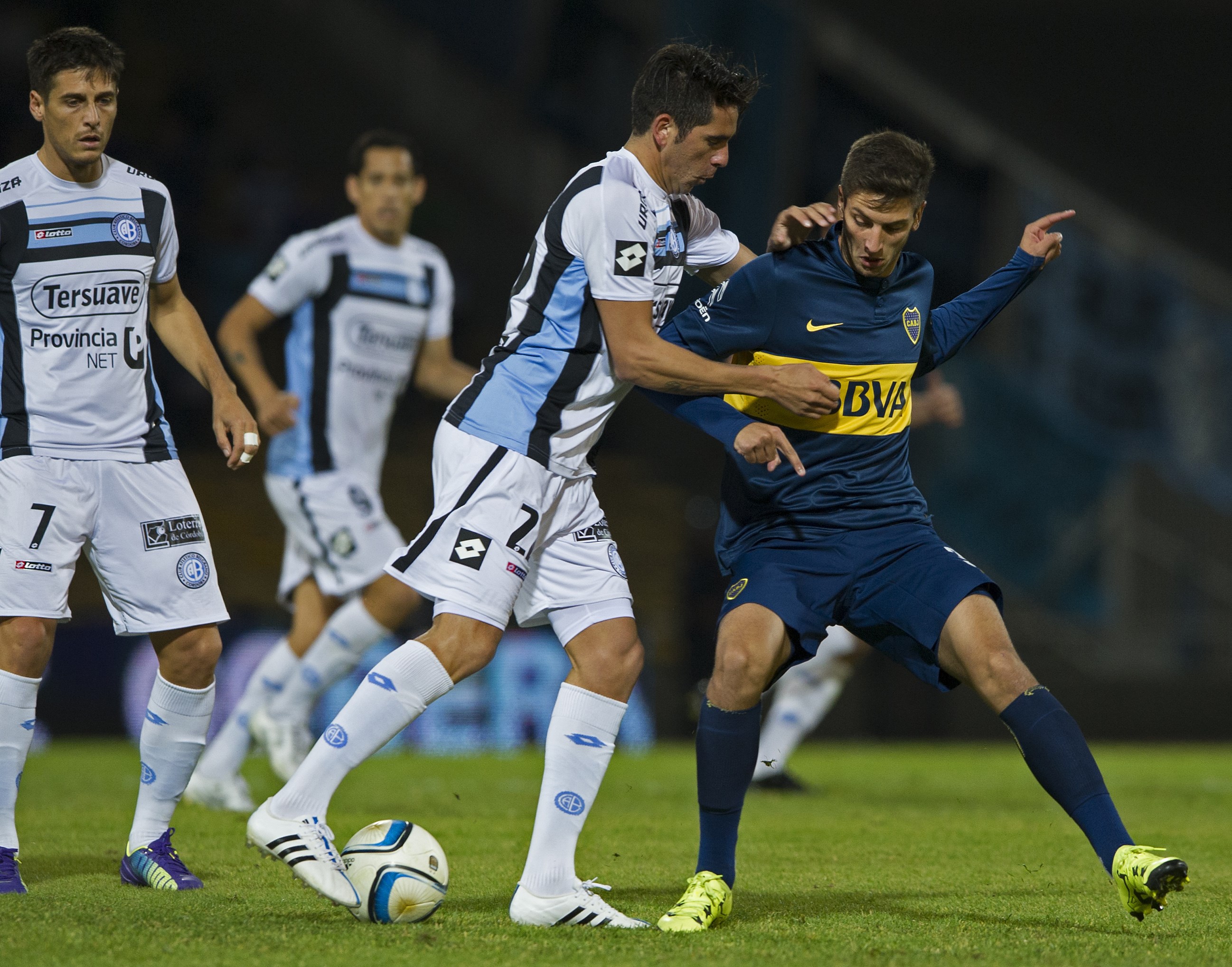 Belgrano's midfielder Lucas Parodi (C) vies for the ball with Boca Juniors' midfielder Rodrigo Bentancur (R) during their Argentina First Division football match at Mario Alberto Kempes stadium in Cordoba, Argentina, on July 26, 2015. AFP PHOTO / ALEJANDRO PAGNI (Photo credit should read ALEJANDRO PAGNI/AFP/Getty Images)