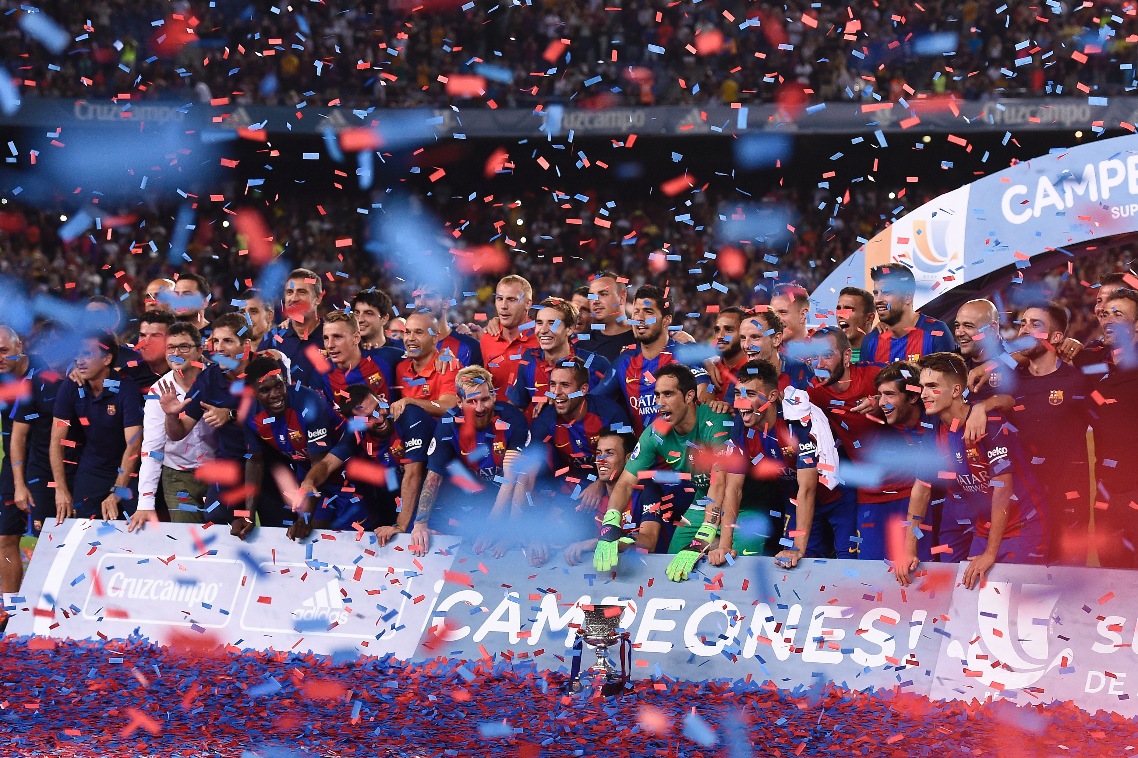Barcelona's players celebrates after winning the second leg of the Spanish Supercup football match between FC Barcelona and Sevilla FC at the Camp Nou stadium in Barcelona on August 17, 2016. / AFP / JOSEP LAGO (Photo credit should read JOSEP LAGO/AFP/Getty Images)