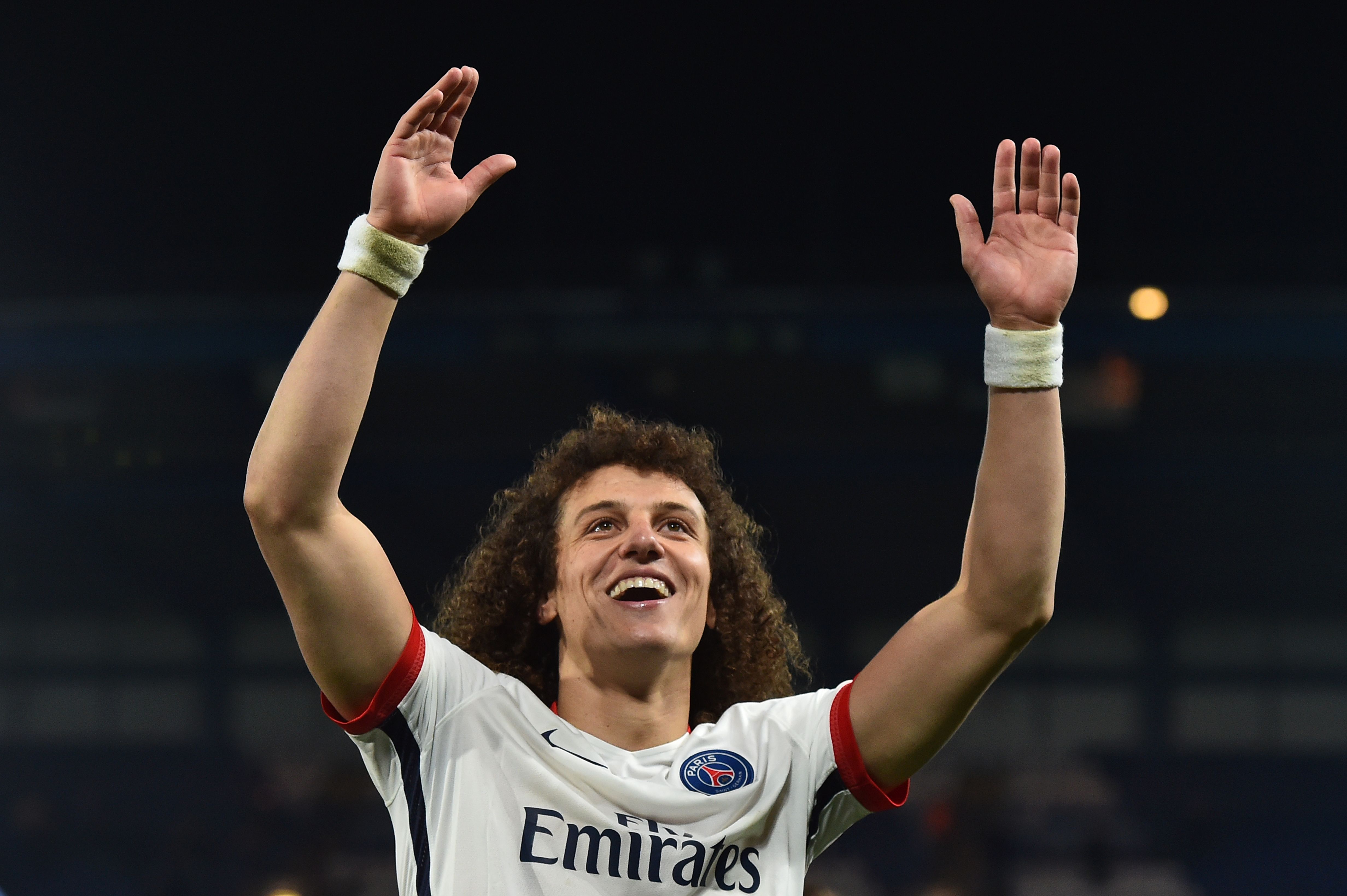 Paris Saint-Germain's Brazilian defender David Luiz waves to the crowd after his team won the UEFA Champions League round of 16 second leg football match between Chelsea and Paris Saint-Germain (PSG) at Stamford Bridge in London on March 9, 2016.  / AFP / BEN STANSALL        (Photo credit should read BEN STANSALL/AFP/Getty Images)