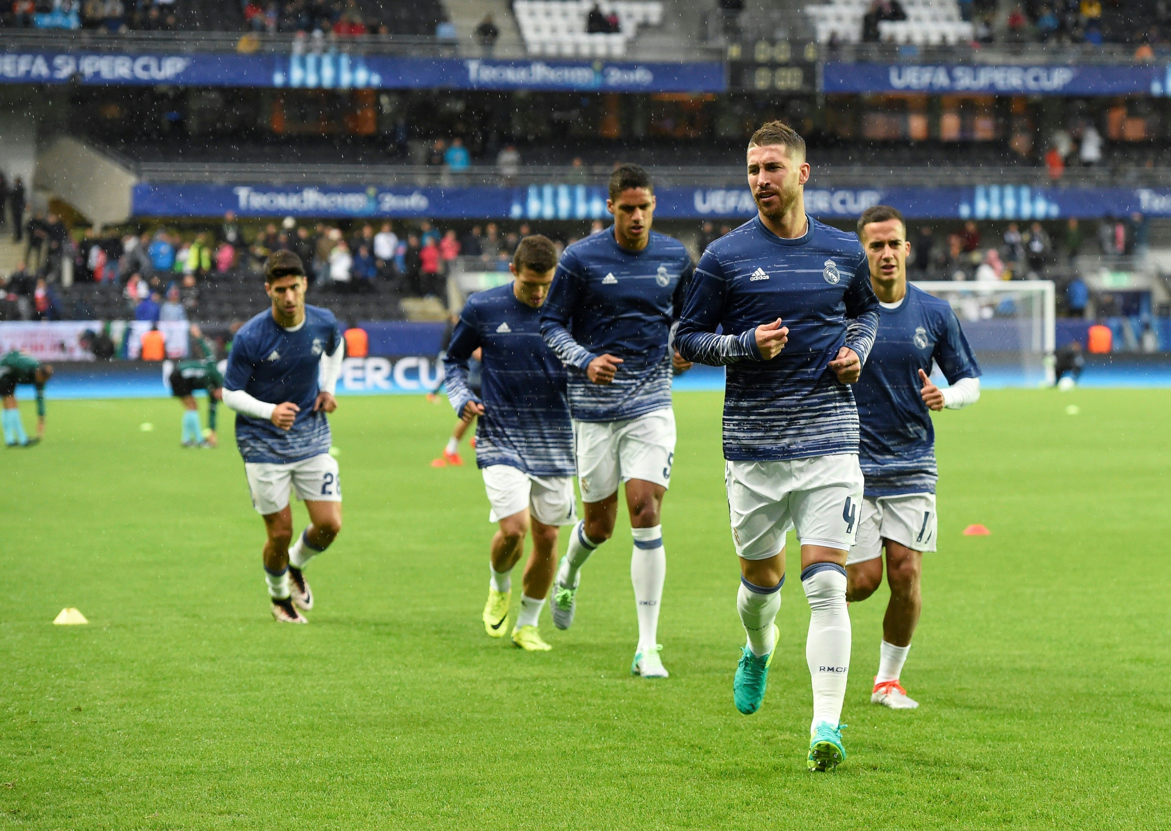 Real Madrid's Spanish defender Sergio Ramos (Front) and team mates warm up prior to the UEFA Super Cup final football match between Real Madrid CF and Sevilla FC on August 9, 2016 at the Lerkendal Stadion in Trondheim. / AFP / JONATHAN NACKSTRAND        (Photo credit should read JONATHAN NACKSTRAND/AFP/Getty Images)