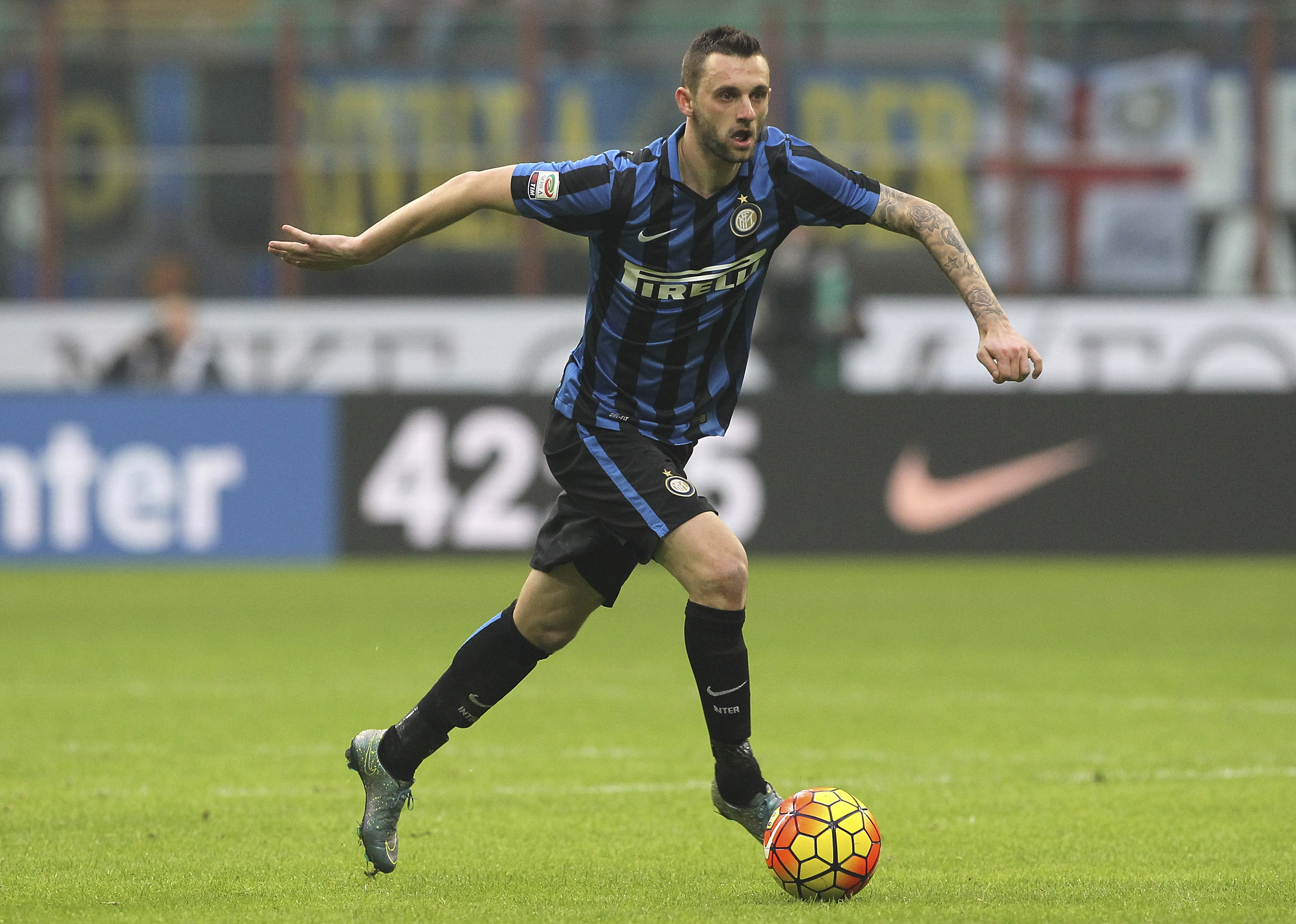 MILAN, ITALY - JANUARY 10: Marcelo Brozovic of FC Internazionale Milano in action during the Serie A match between FC Internazionale Milano and US Sassuolo Calcio at Stadio Giuseppe Meazza on January 10, 2016 in Milan, Italy. (Photo by Marco Luzzani/Getty Images)