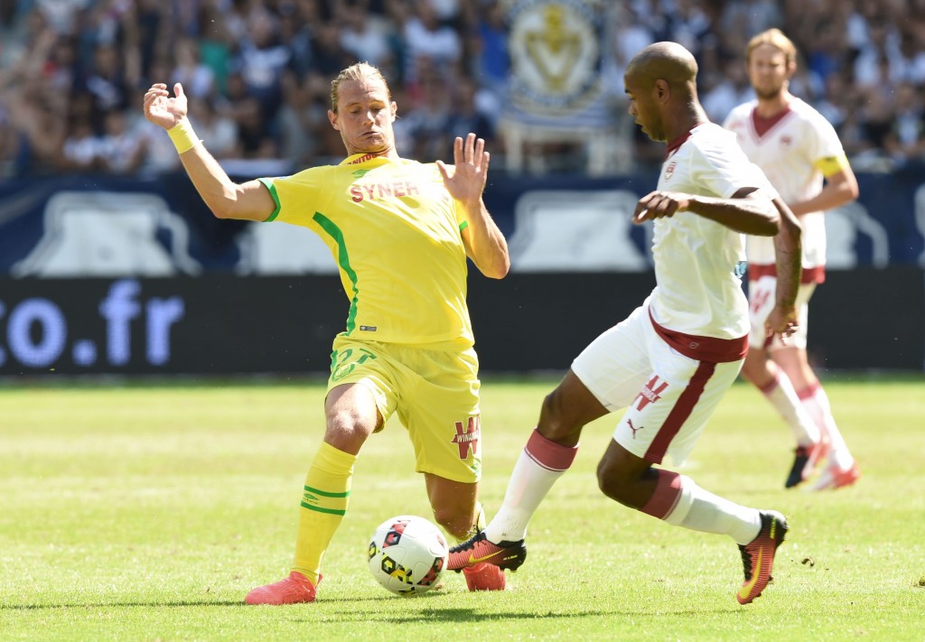 Bordeaux' Uruguayan forward Diego Rolan (R) vies with Nantes' Belgian midfielder Guillaume Gillet (L) during the French L1 football match Bordeaux vs Nantes on August 28, 2016 at the Matmut Stadium in Bordeaux, southwestern France. / AFP / MEHDI FEDOUACH (Photo credit should read MEHDI FEDOUACH/AFP/Getty Images)
