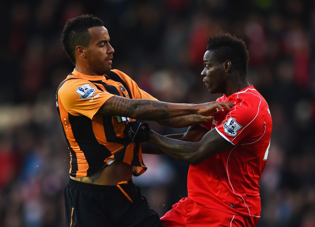 HULL, ENGLAND - APRIL 28: Tom Huddlestone of Hull City and Mario Balotelli of Liverpool clash during the Barclays Premier League match between Hull City and Liverpool at KC Stadium on April 28, 2015 in Hull, England. (Photo by Laurence Griffiths/Getty Images)