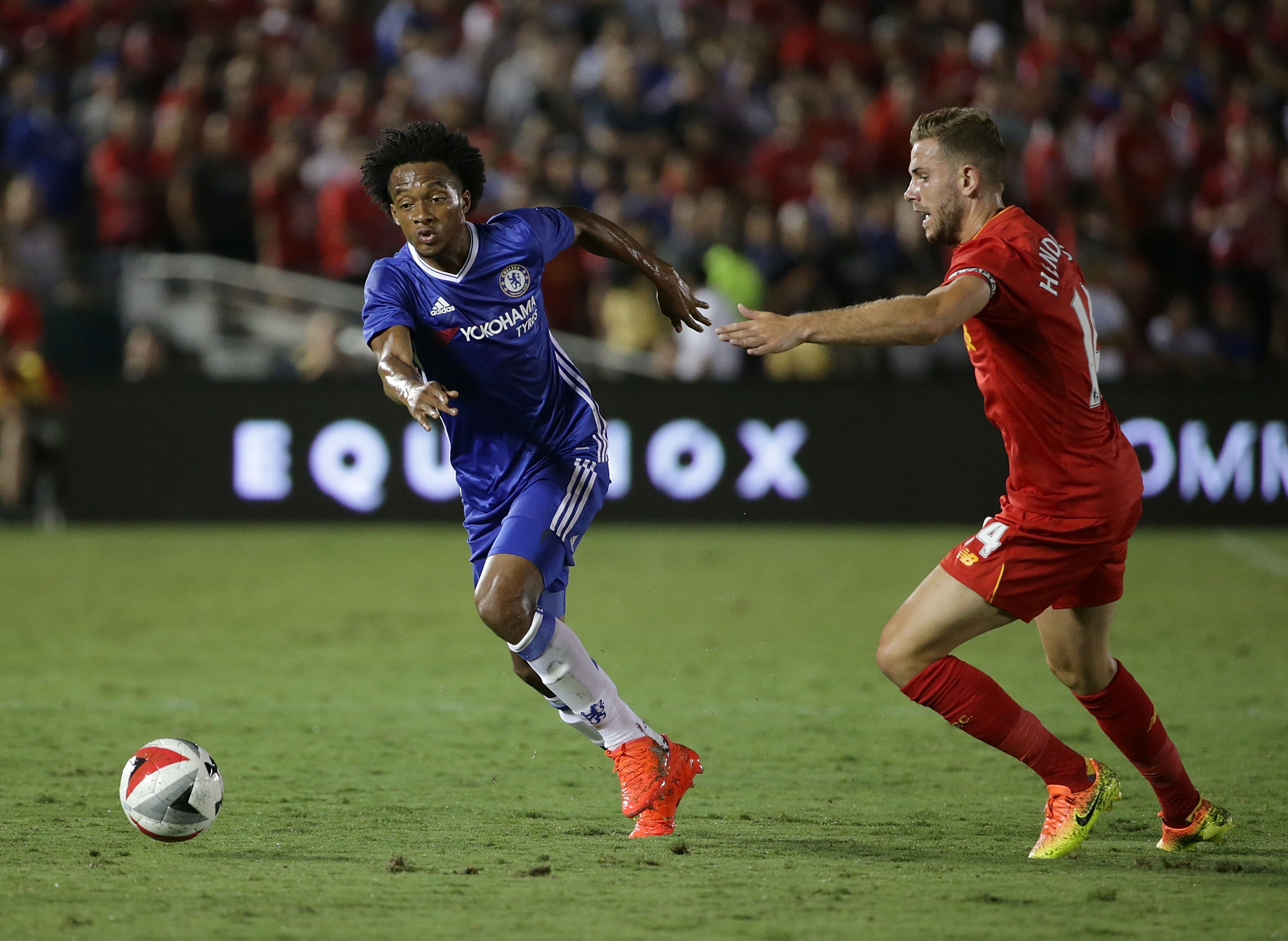 PASADENA, CA - JULY 27: Juan Cuadrado #17 of Chelsea is defended by Jordan Henderson #14 of Liverpool during the 2016 International Champions Cup at Rose Bowl on July 27, 2016 in Pasadena, California. (Photo by Jeff Gross/Getty Images)