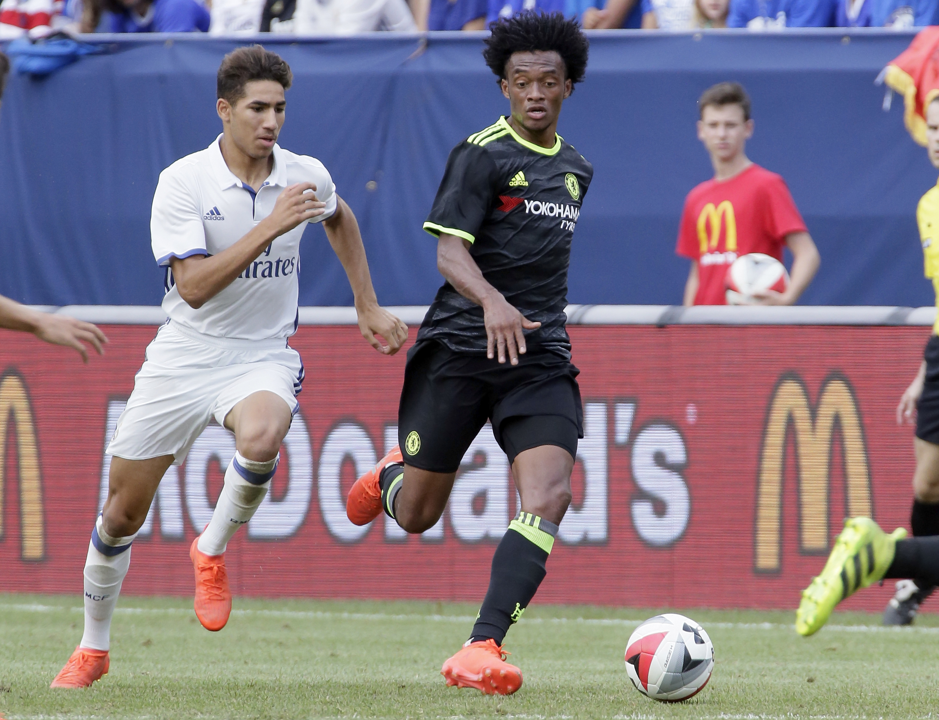 ANN ARBOR, MI - JULY 30: Juan Cuadrado #17 of Chelsea is pursued by Achraf Hakim #33 of Real Madrid during the second half at Michigan Stadium on July 30, 2016 in Ann Arbor, Michigan. (Photo by Duane Burleson/Getty Images)