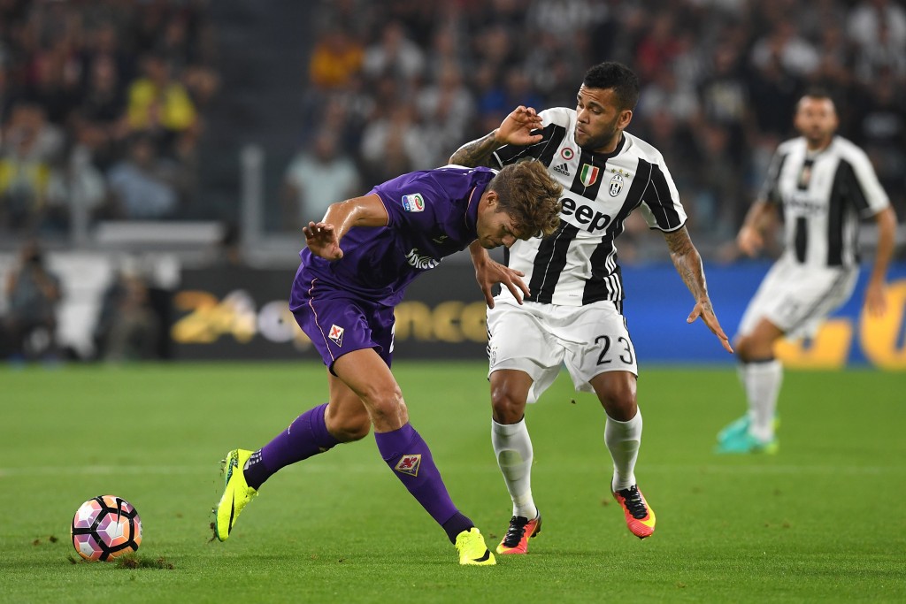 TURIN, ITALY - AUGUST 20: Daniel Alves (R) of Juventus FC competes with Marcos Alonso of ACF Fiorentina during the Serie A match between Juventus FC and ACF Fiorentina at Juventus Arena on August 20, 2016 in Turin, Italy. (Photo by Valerio Pennicino/Getty Images)
