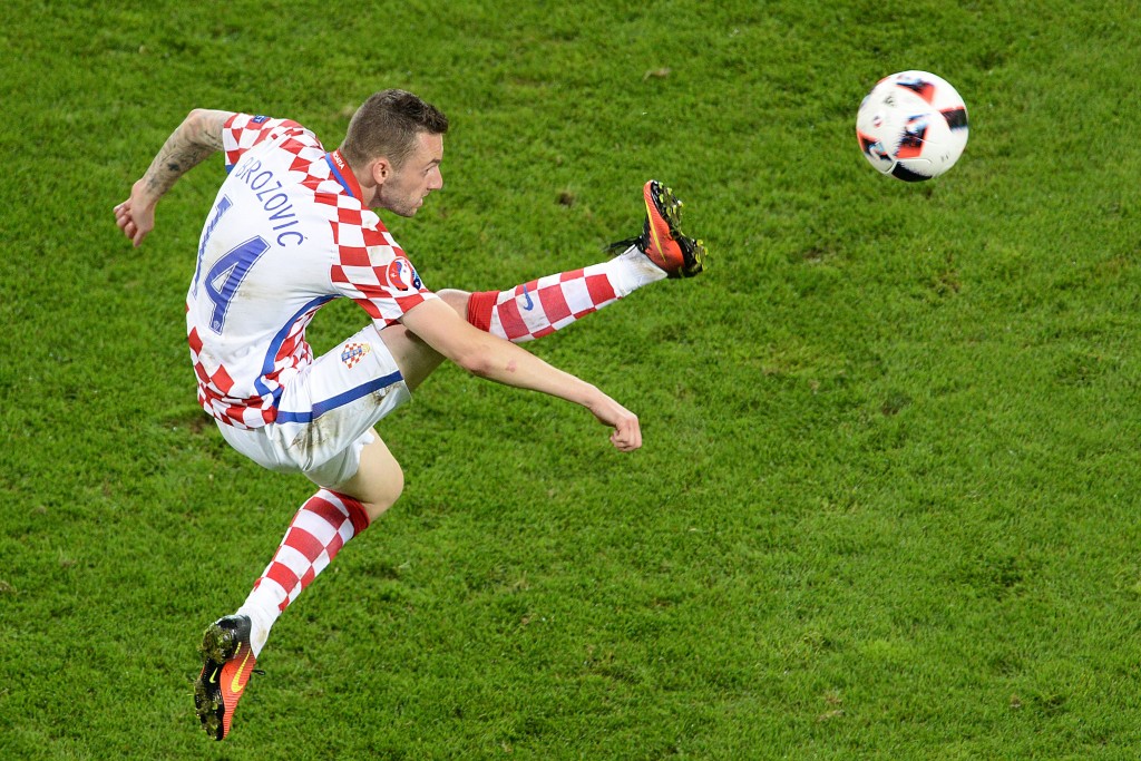 TOPSHOT - Croatia's midfielder Marcelo Brozovic kicks the ball during the Euro 2016 round of sixteen football match Croatia vs Portugal, on June 25, 2016 at the Bollaert-Delelis stadium in Lens. / AFP / FRANCOIS LO PRESTI (Photo credit should read FRANCOIS LO PRESTI/AFP/Getty Images)