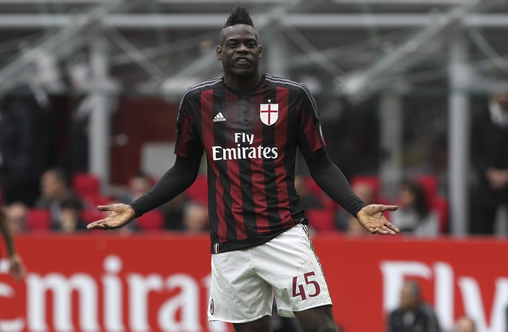 MILAN, ITALY - MAY 01:  Mario Balotelli of AC Milan reacts during the Serie A match between AC Milan and Frosinone Calcio at Stadio Giuseppe Meazza on May 1, 2016 in Milan, Italy.  (Photo by Marco Luzzani/Getty Images)