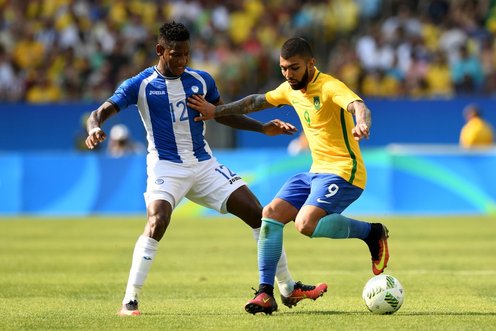 RIO DE JANEIRO, BRAZIL - AUGUST 17:  Romell Quioto of Honduras and Gabriel Barbosa of Brazil in action during the Men's Semifinal Football match between Brazil and Honduras at Maracana Stadium on Day 12 of the Rio 2016 Olympic Games on August 17, 2016 in Rio de Janeiro, Brazil.  (Photo by Quinn Rooney/Getty Images)