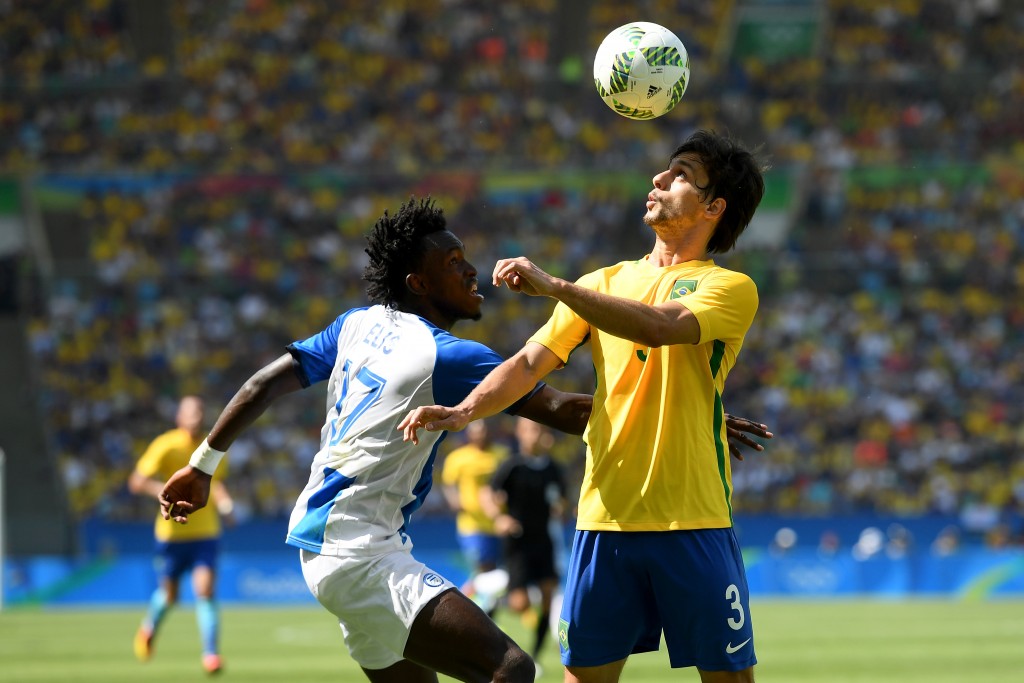 RIO DE JANEIRO, BRAZIL - AUGUST 17:  Alberth Elis of Honduras and Rodrigo Caio of Brazil in action during the Men's Semifinal Football match between Brazil and Honduras at Maracana Stadium on Day 12 of the Rio 2016 Olympic Games on August 17, 2016 in Rio de Janeiro, Brazil.  (Photo by Quinn Rooney/Getty Images)