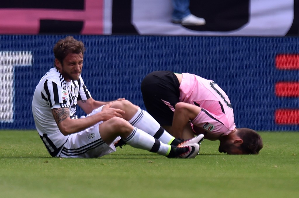 TURIN, ITALY - APRIL 17: Claudio Marchisio (L) of Juventus and Franco Vazquez of Palermo lie on the pitch after an injury during the Serie A match between Juventus FC and US Citta di Palermo at Juventus Arena on April 17, 2016 in Turin, Italy. (Photo by Tullio M. Puglia/Getty Images)