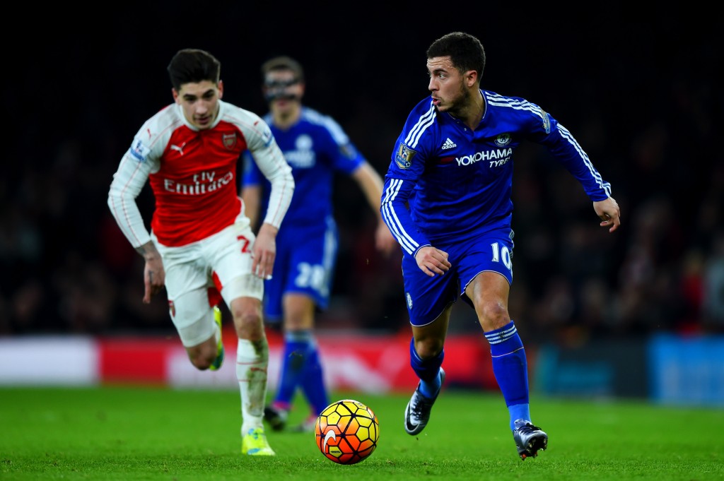 LONDON, ENGLAND - JANUARY 24: Eden Hazard of Chelsea runs with the ball under pressure from Hector Bellerin of Arsenal during the Barclays Premier League match between Arsenal and Chelsea at Emirates Stadium on January 24, 2016 in London, England. (Photo by Shaun Botterill/Getty Images)