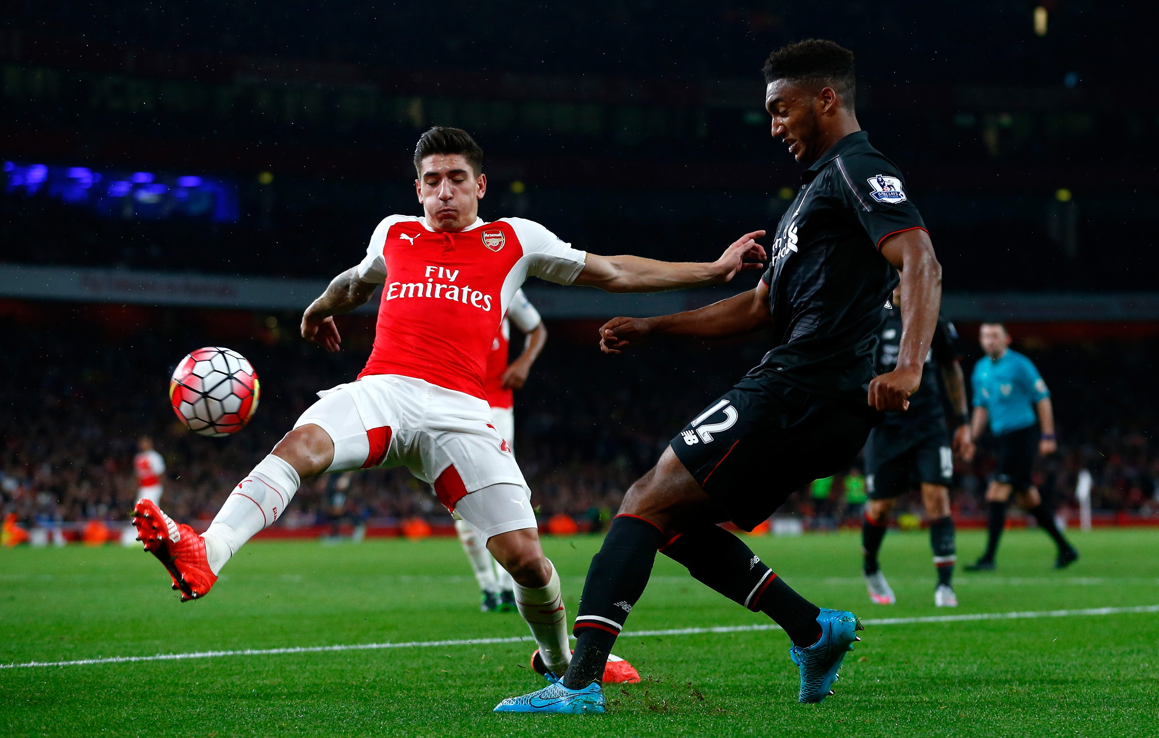 LONDON, ENGLAND - AUGUST 24: Joe Gomez of Liverpool is closed down by Hector Bellerin of Arsenal during the Barclays Premier League match between Arsenal and Liverpool at the Emirates Stadium on August 24, 2015 in London, United Kingdom. (Photo by Julian Finney/Getty Images)