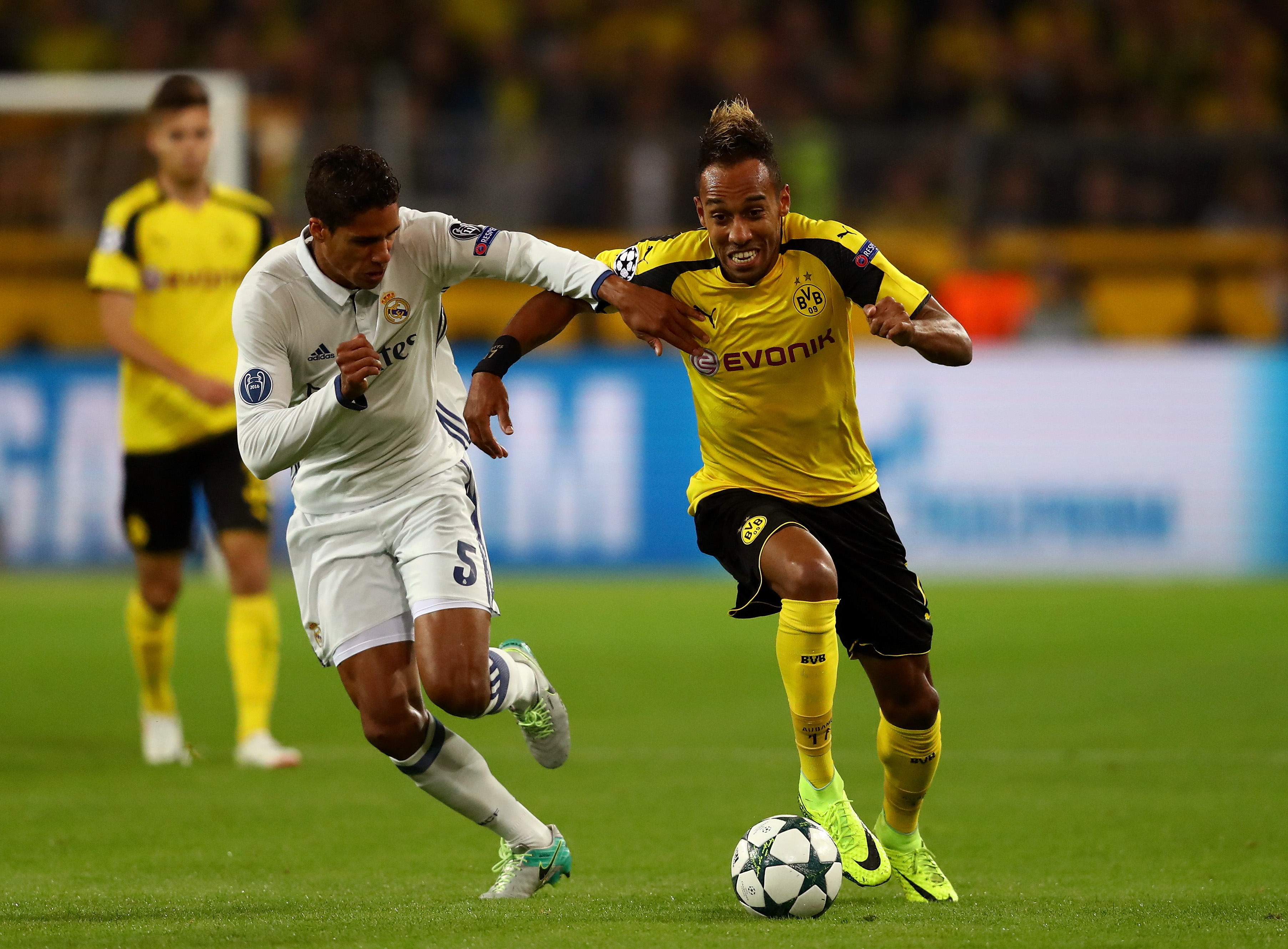 DORTMUND, GERMANY - SEPTEMBER 27: Raphael Varane of Real Madrid and Pierre-Emerick Aubameyang of Borussia Dortmund battle for the bal during the UEFA Champions League Group F match between Borussia Dortmund and Real Madrid CF at Signal Iduna Park on September 27, 2016 in Dortmund, North Rhine-Westphalia. (Photo by Dean Mouhtaropoulos/Bongarts/Getty Images)