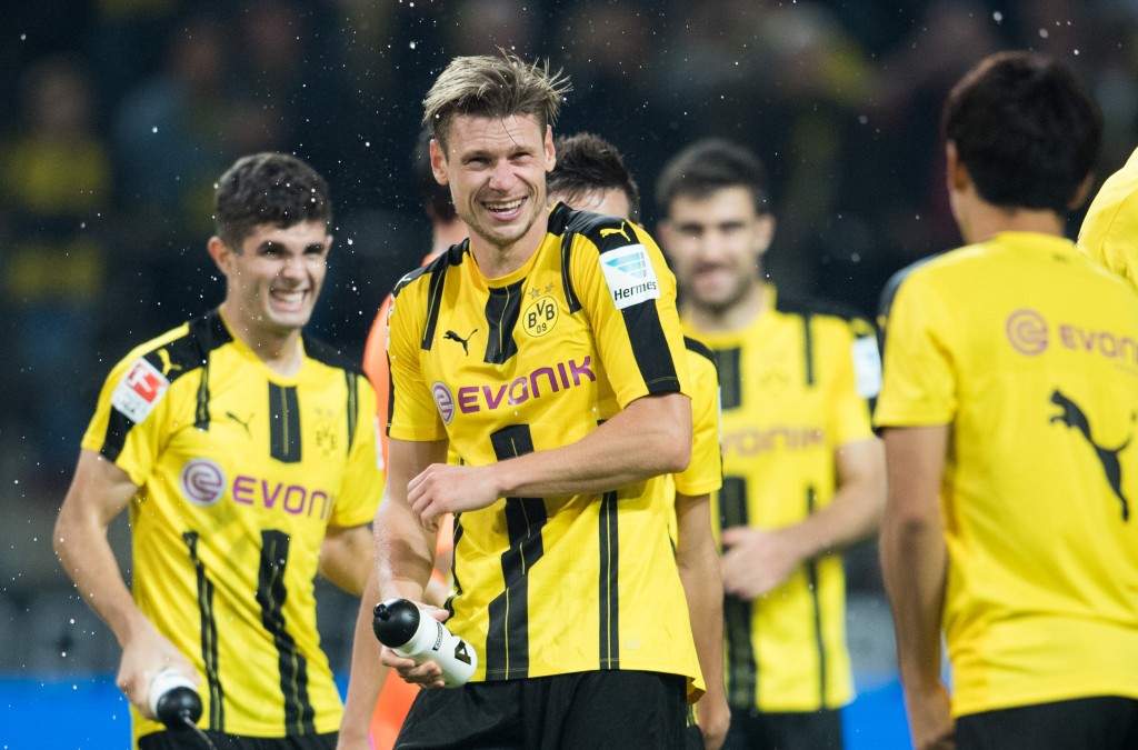 DORTMUND, GERMANY - SEPTEMBER 23: Lukas Piszczek of Dortmund celebrates with teammates the victory after the Bundesliga match between Borussia Dortmund and SC Freiburg at Signal Iduna Park on September 23, 2016 in Dortmund, Germany. (Photo by Lukas Schulze/Bongarts/Getty Images)