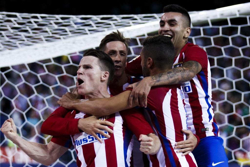 MADRID, SPAIN - AUGUST 21: Kevin Gameiro (L) of Atletico de Madrid celebrates scoring their opening goal with teammates Fernando Torres (2ndL), Koke (2ndR) and Angel Martin Correa (R) during the La Liga match between Club Atletico de Madrid and Deportivo Alaves at Vicente Calderon stadium on August 21, 2016 in Madrid, Spain. (Photo by Gonzalo Arroyo Moreno/Getty Images)