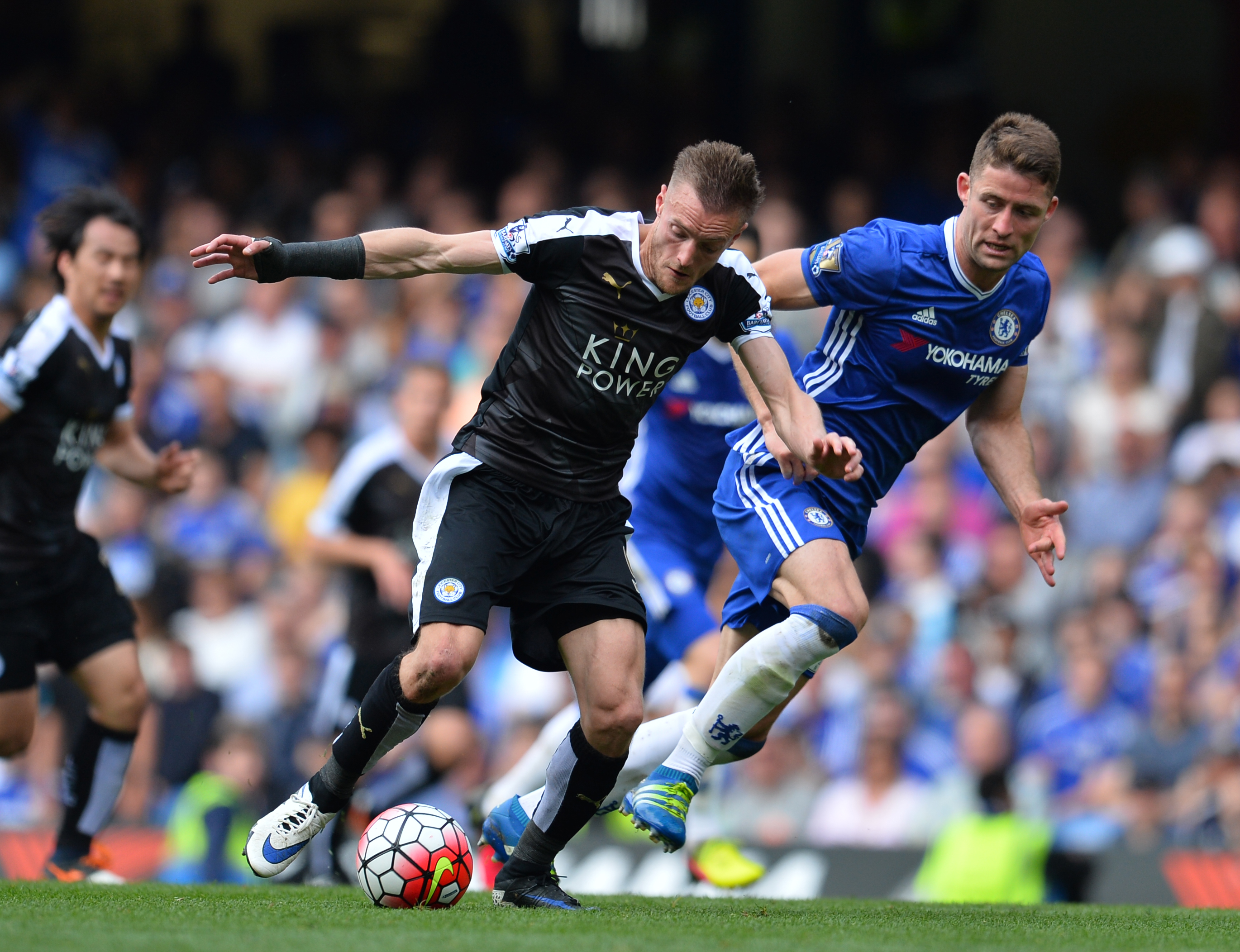 Leicester City's English striker Jamie Vardy (L) vies with Chelsea's English defender Gary Cahill during the English Premier League football match between Chelsea and Leicester City at Stamford Bridge in London on May 15, 2016. / AFP / GLYN KIRK / RESTRICTED TO EDITORIAL USE. No use with unauthorized audio, video, data, fixture lists, club/league logos or 'live' services. Online in-match use limited to 75 images, no video emulation. No use in betting, games or single club/league/player publications. / (Photo credit should read GLYN KIRK/AFP/Getty Images)