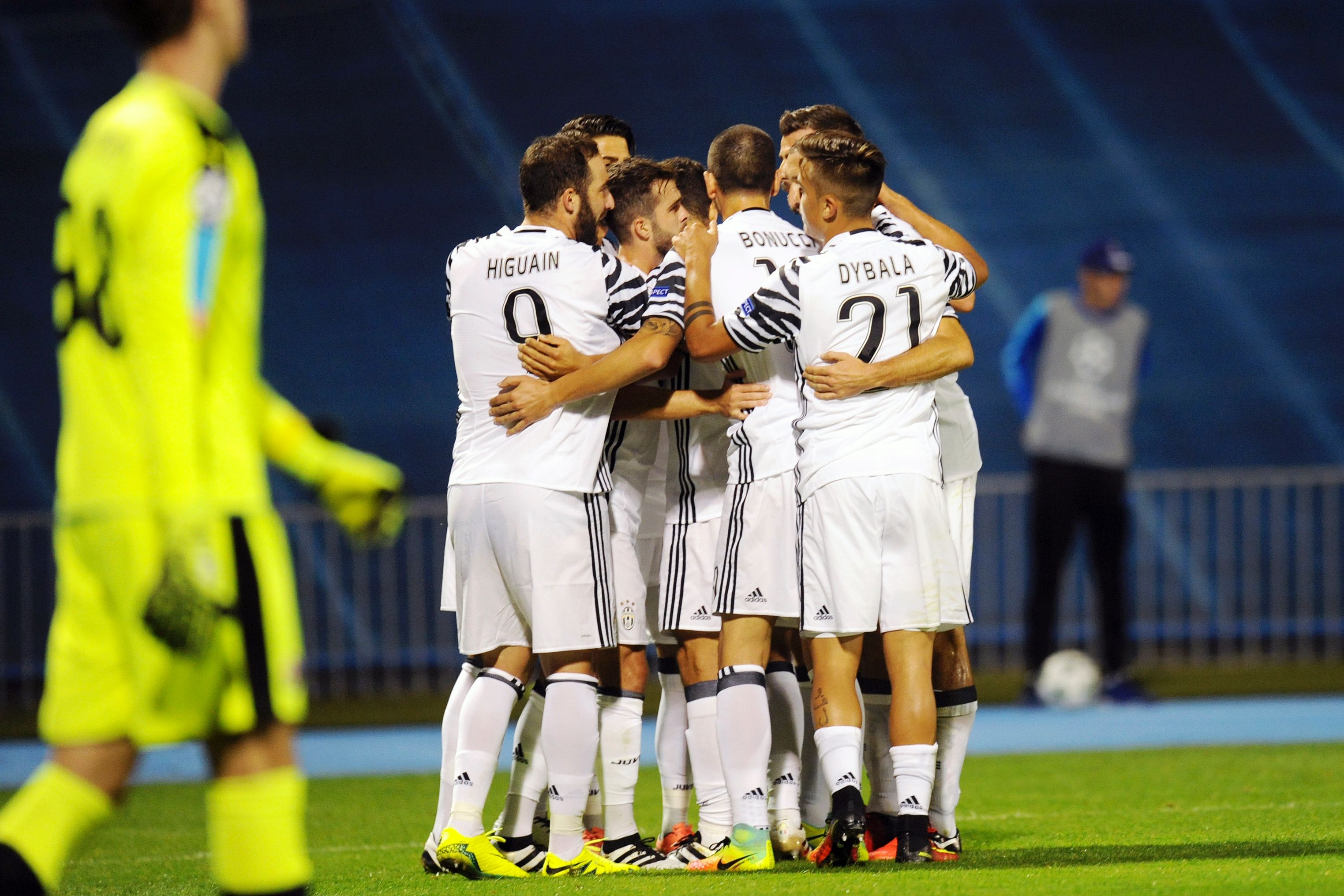 Juventus' players celebrate after scoring a goal during their UEFA Champions League football match between GNK Dinamo Zagreb and Juventus Torino at the Maksimir stadium in Zagreb on September 27, 2016. / AFP / STRINGER        (Photo credit should read STRINGER/AFP/Getty Images)