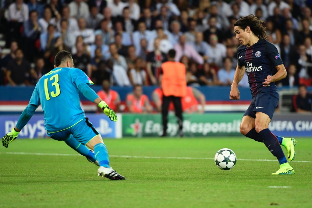 Arsenal's Colombian goalkeeper David Ospina (L) vies with Paris Saint-Germain's Uruguayan forward Edinson Cavani during the UEFA Champions League Group A football match between Paris-Saint-Germain vs Arsenal FC, on September 13, 2016 at the Parc des Princes stadium in Paris. (Photo by Miguel Medina/AFP/Getty Images)