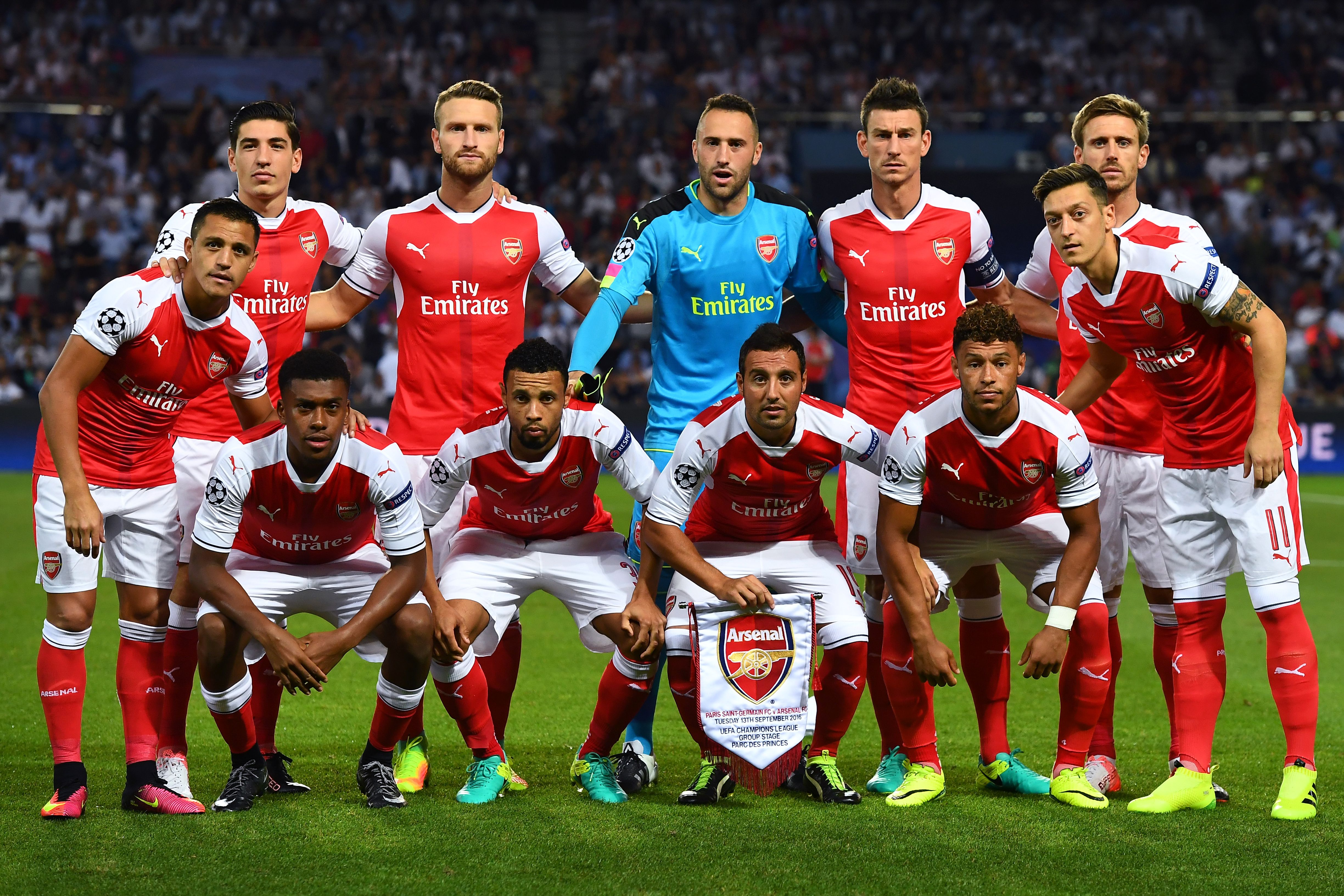 Arsenal's players pose prior to the UEFA Champions League Group A football match between Paris-Saint-Germain vs Arsenal FC, on September 13, 2016 at the Parc des Princes stadium in Paris. AFP PHOTO / FRANCK FIFE / AFP / FRANCK FIFE (Photo credit should read FRANCK FIFE/AFP/Getty Images)