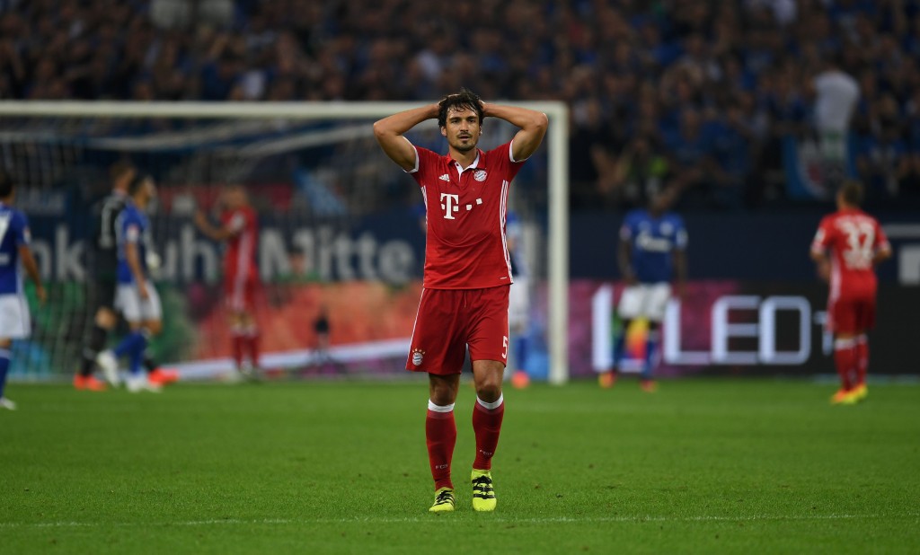 Bayern Munich's defender Mats Hummels reacts during the German first division Bundesliga football match between Schalke 04 and FC Bayern Munich in Gelsenkirchen, western Germany on September 9, 2016. / AFP / PATRIK STOLLARZ / RESTRICTIONS: DURING MATCH TIME: DFL RULES TO LIMIT THE ONLINE USAGE TO 15 PICTURES PER MATCH AND FORBID IMAGE SEQUENCES TO SIMULATE VIDEO. == RESTRICTED TO EDITORIAL USE == FOR FURTHER QUERIES PLEASE CONTACT DFL DIRECTLY AT + 49 69 650050 (Photo credit should read PATRIK STOLLARZ/AFP/Getty Images)