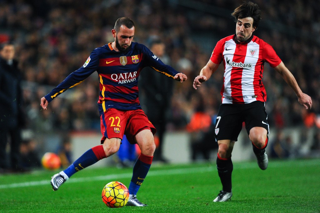 BARCELONA, SPAIN - JANUARY 17: Aleix Vidal of FC Barcelona competes for the ball with Benat Etxebarria of Athletic Club during the La Liga match between FC Barcelona and Athletic Club de Bilbao at Camp Nou on January 17, 2016 in Barcelona, Spain. (Photo by David Ramos/Getty Images)