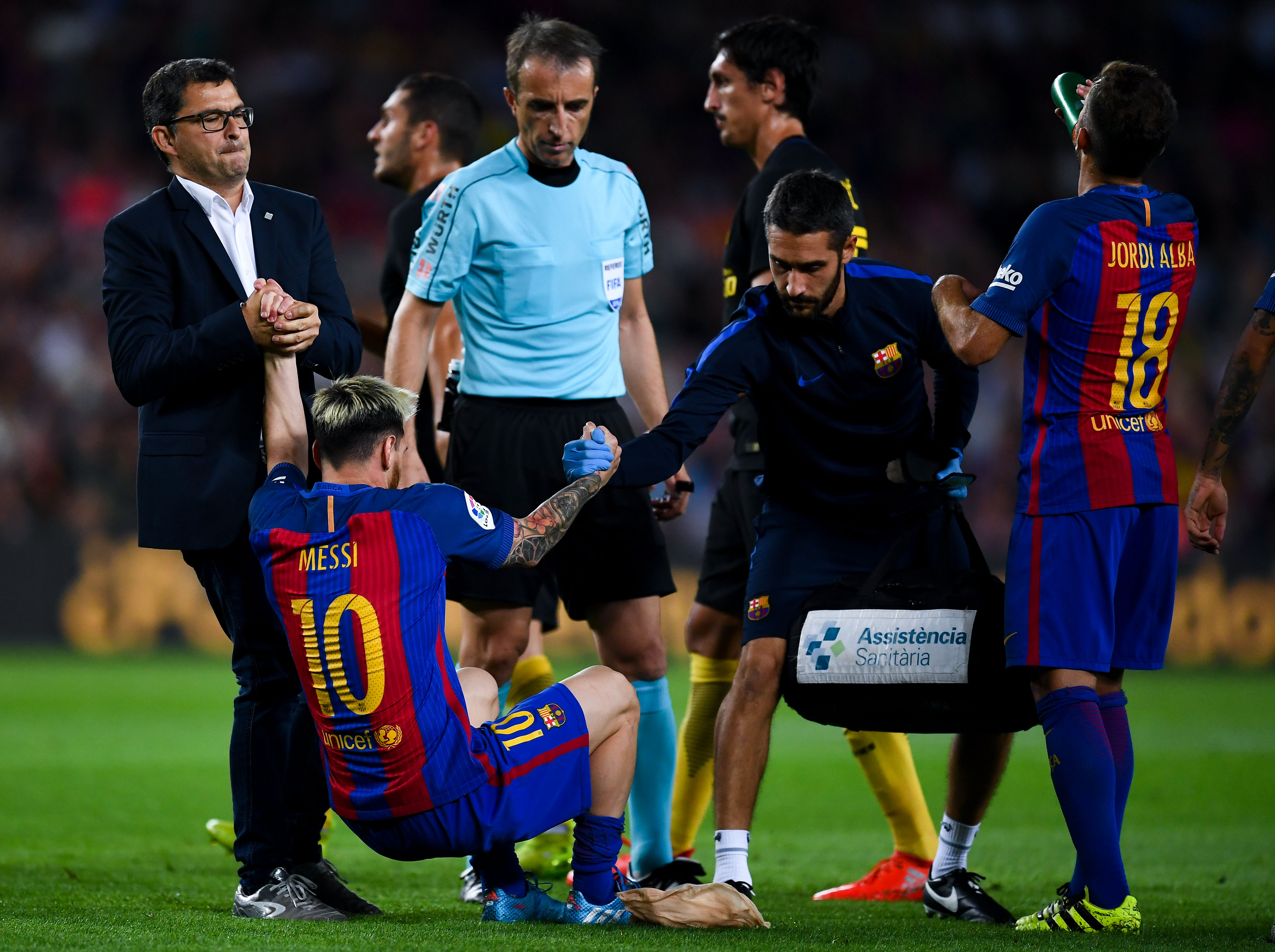 BARCELONA, SPAIN - SEPTEMBER 21:  Lionel Messi of FC Barcelona is helped by  medical staff as he leaves the pitch injured during the La Liga match between FC Barcelona and Club Atletico de Madrid at the Camp Nou stadium on September 21, 2016 in Barcelona, Spain.  (Photo by David Ramos/Getty Images)