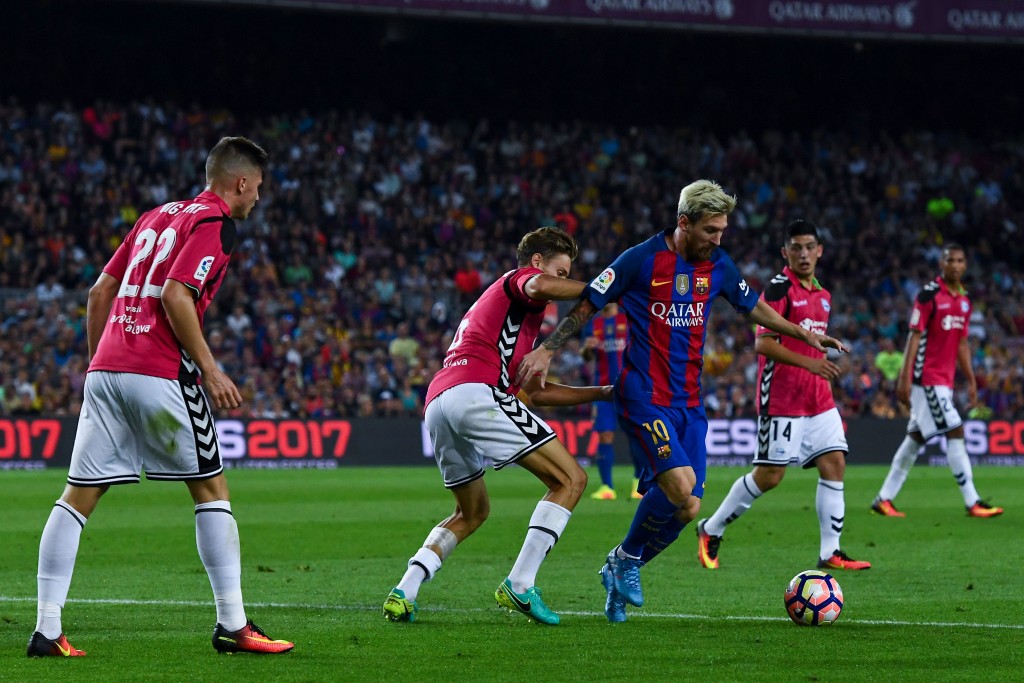BARCELONA, SPAIN - SEPTEMBER 10: Lionel Messi of FC Barcelona competes for the ball with Deportivo Alaves players during the La Liga match between FC Barcelona and Deportivo Alaves at Camp Nou stadium on September 10, 2016 in Barcelona, Spain. (Photo by David Ramos/Getty Images)