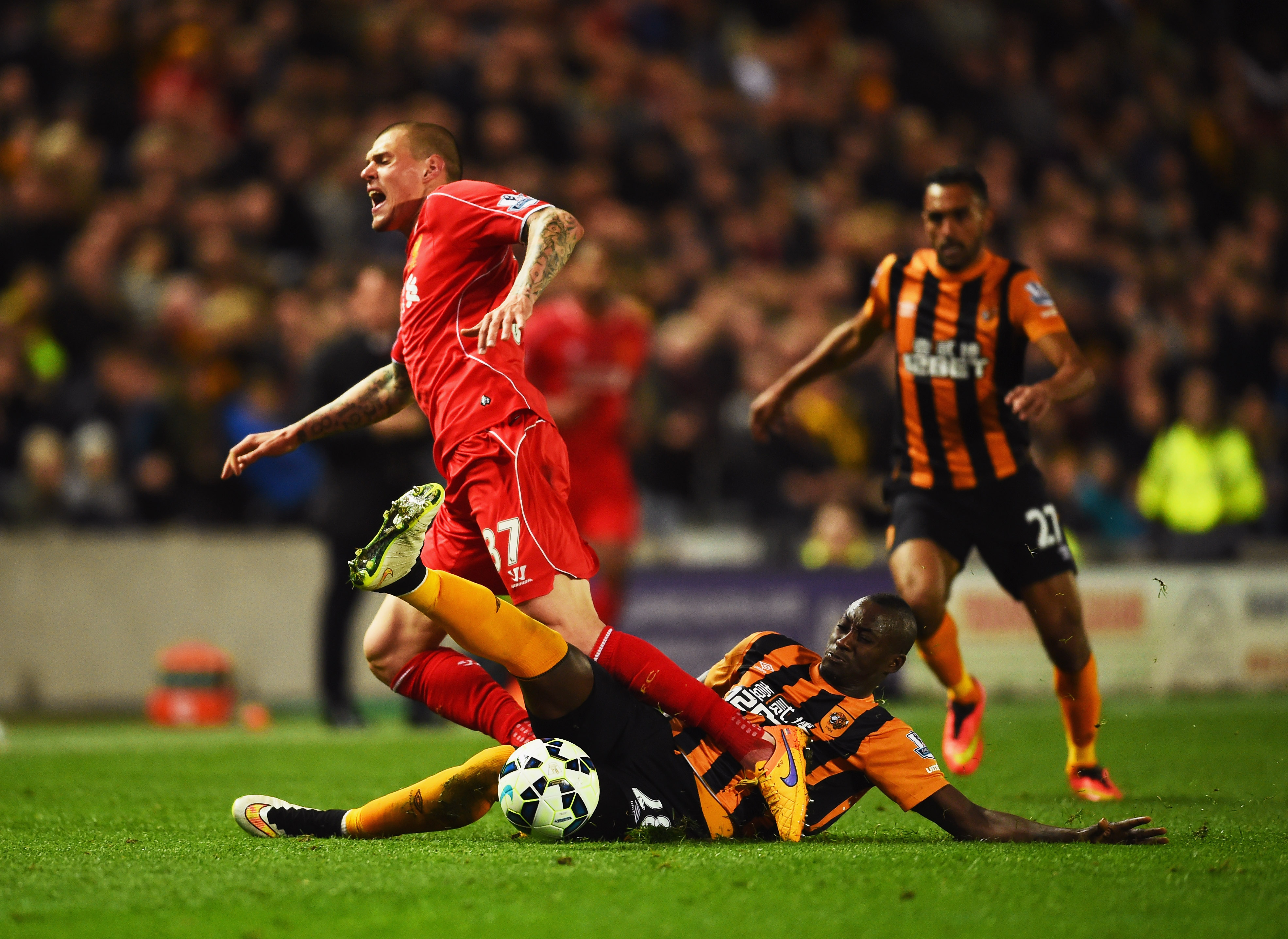 HULL, ENGLAND - APRIL 28: Martin Skrtel of Liverpool is challenged by Dame N'Doye of Hull City during the Barclays Premier League match between Hull City and Liverpool at KC Stadium on April 28, 2015 in Hull, England. (Photo by Laurence Griffiths/Getty Images)
