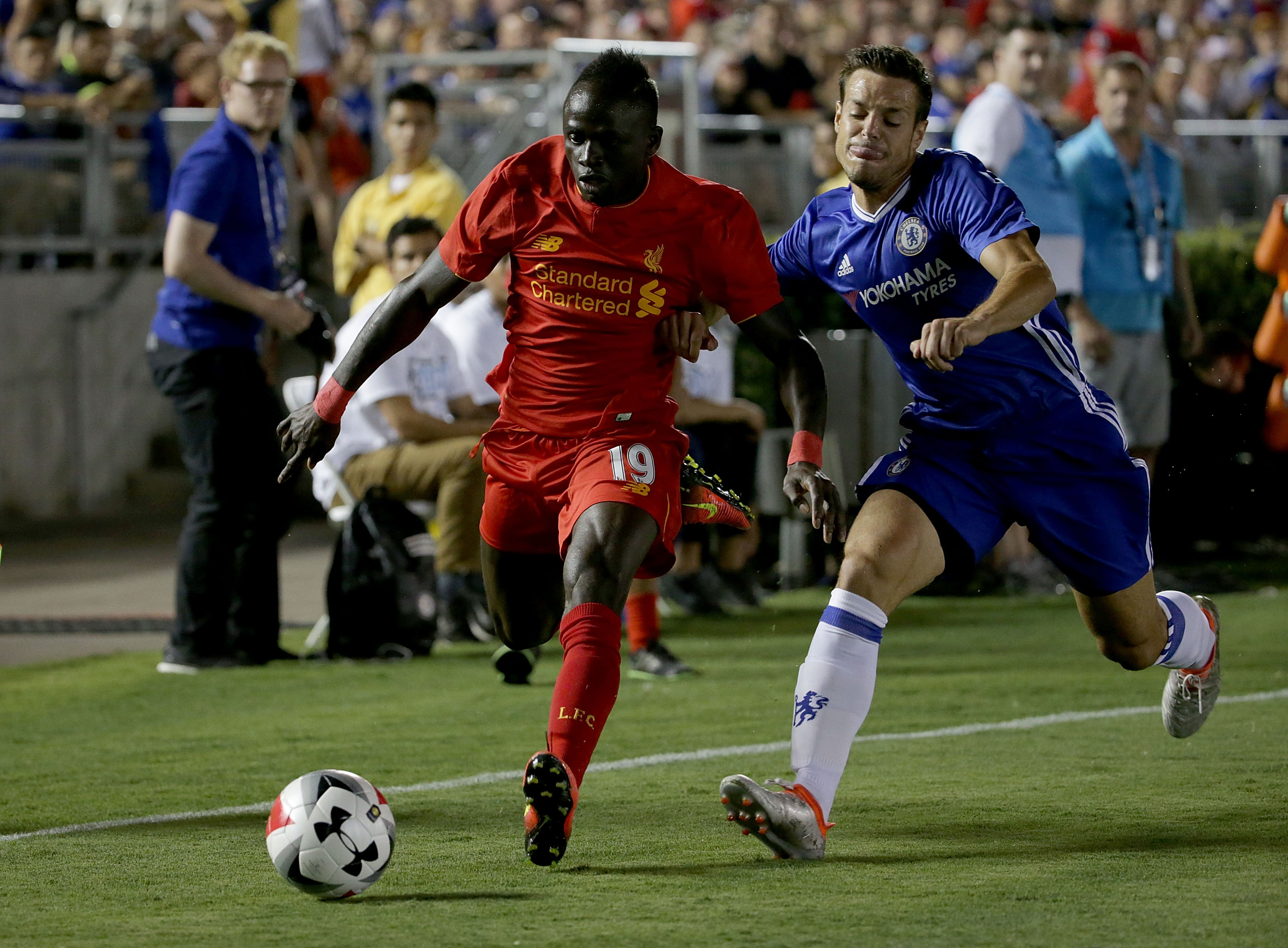 PASADENA, CA - JULY 27:  Sadio Mane #19 of Liverpool is pursued by Cesar Azpilicueta #28 of Chelsea during the 2016 International Champions Cup at Rose Bowl on July 27, 2016 in Pasadena, California.  (Photo by Jeff Gross/Getty Images)