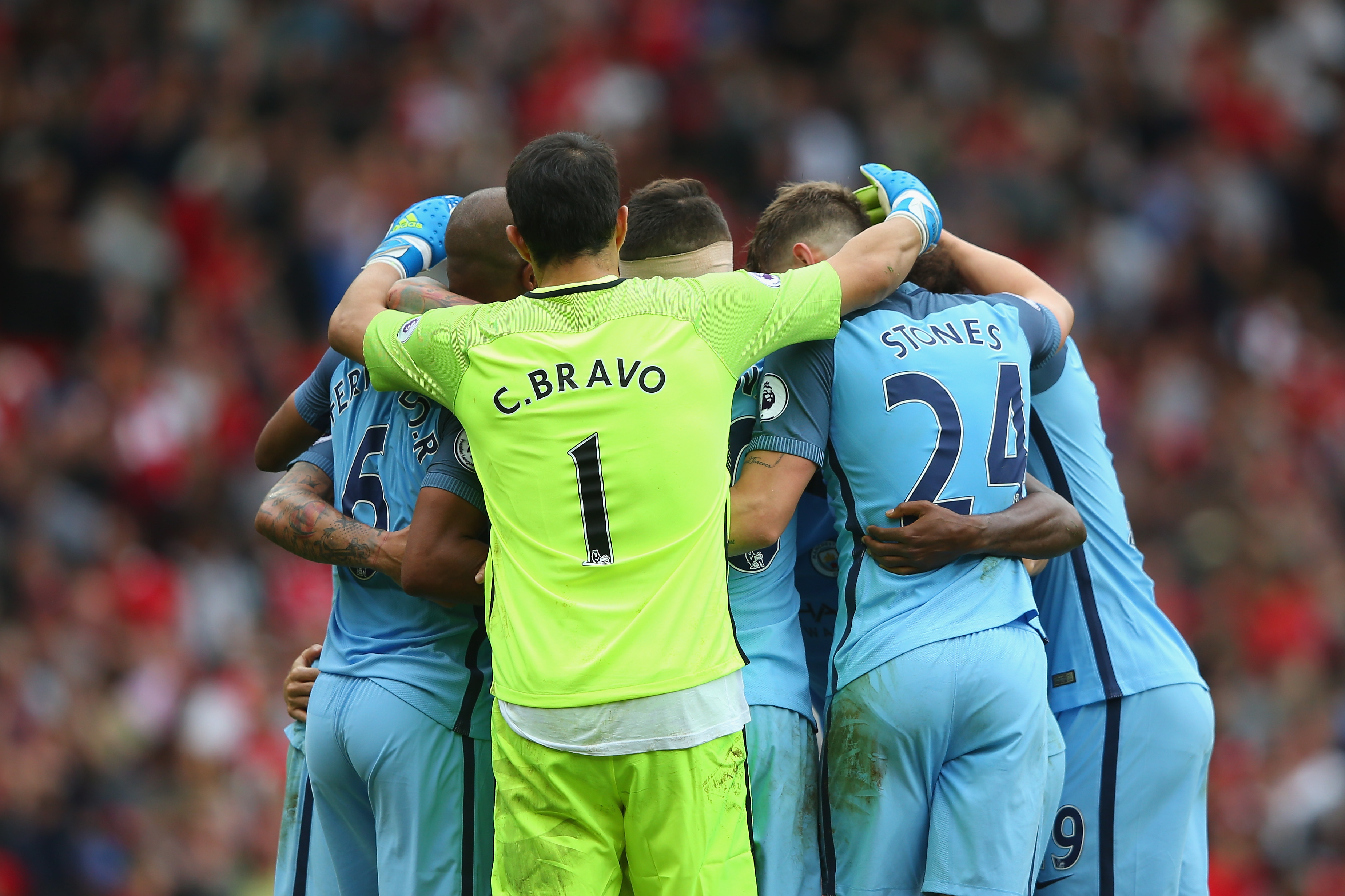 MANCHESTER, ENGLAND - SEPTEMBER 10: Manchester City players celebrate during the Premier League match between Manchester United and Manchester City at Old Trafford on September 10, 2016 in Manchester, England. (Photo by Alex Livesey/Getty Images)